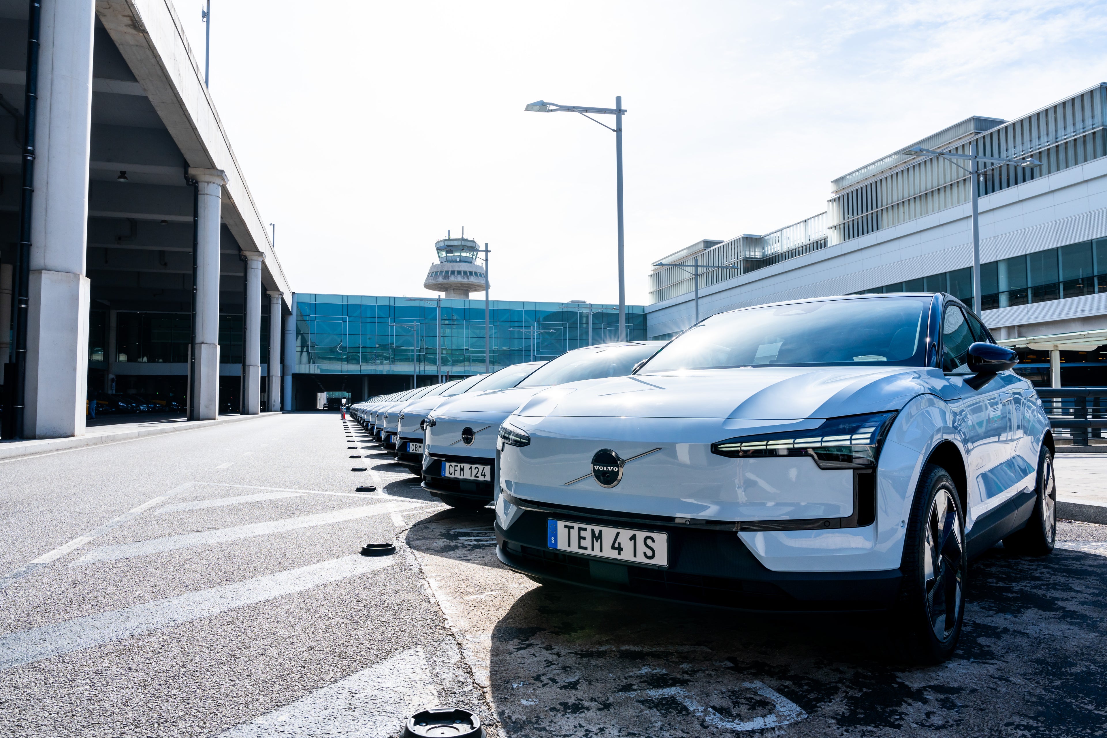 Una flota de Volvo EX30 estacionados fuera.