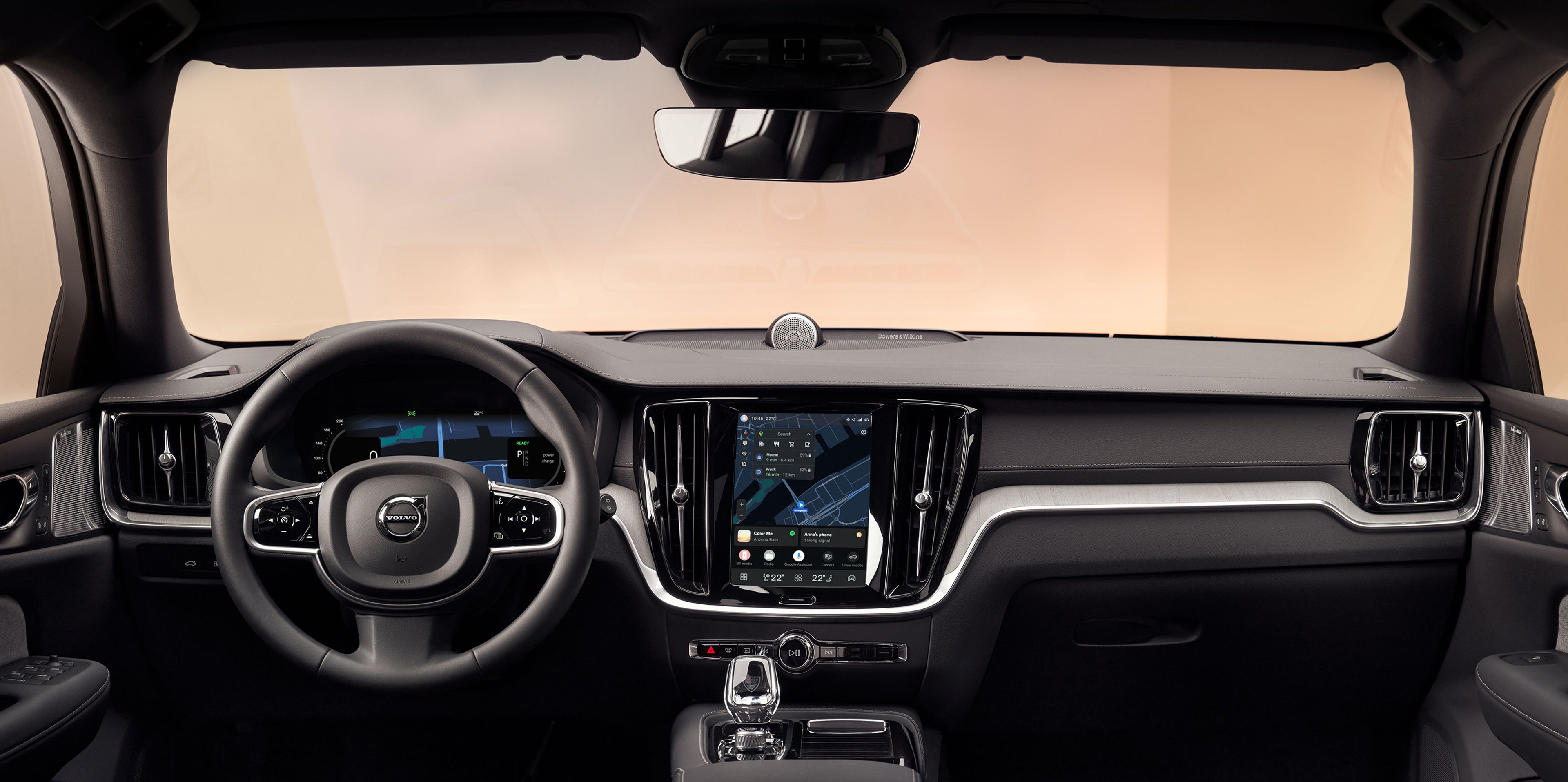 Die Benutzeroberfläche von Volvo Cars wird auf dem zentralen Infotainment-Bildschirm eines Volvo angezeigt
