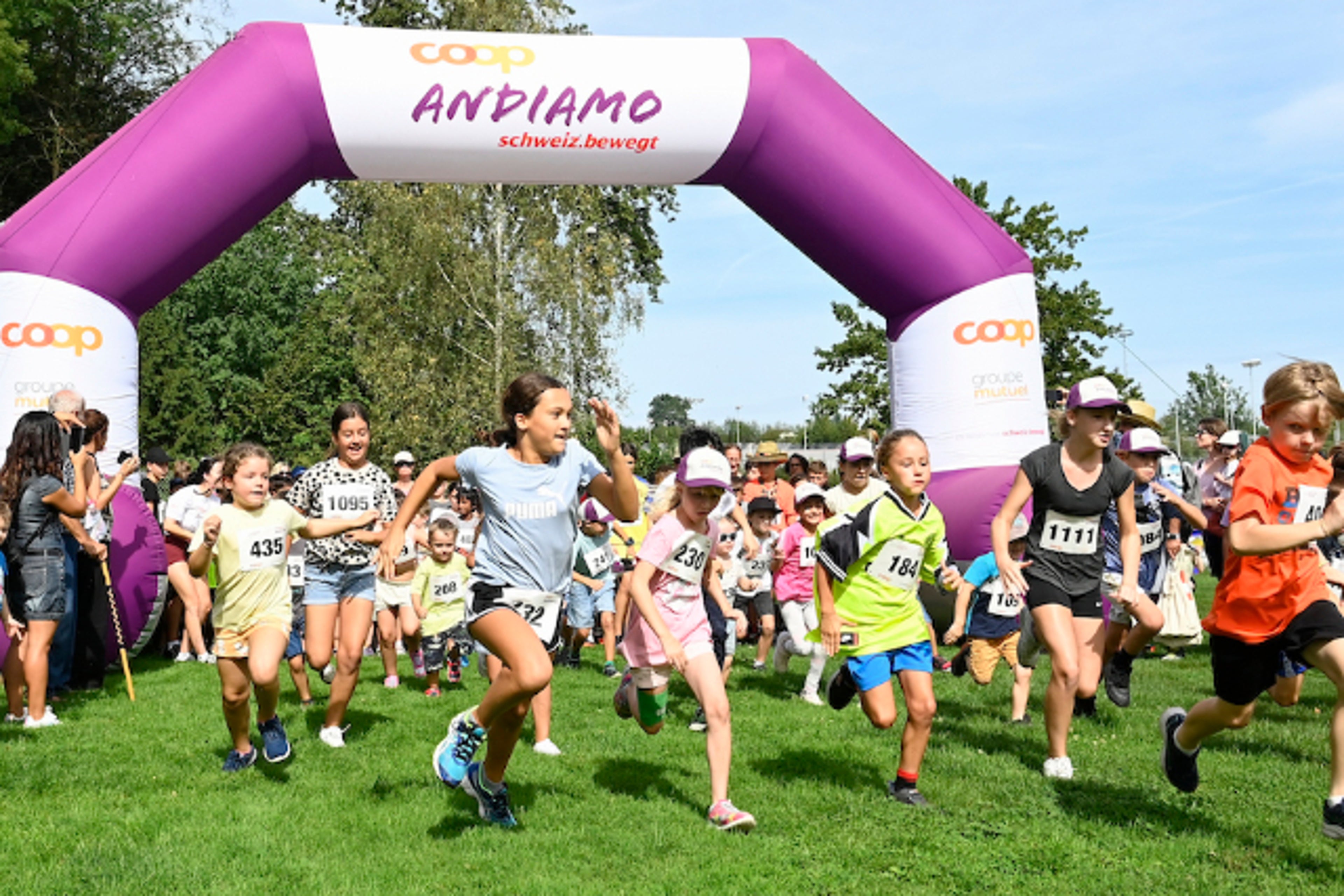 Laufende Kinder auf dem Andiamo Event.