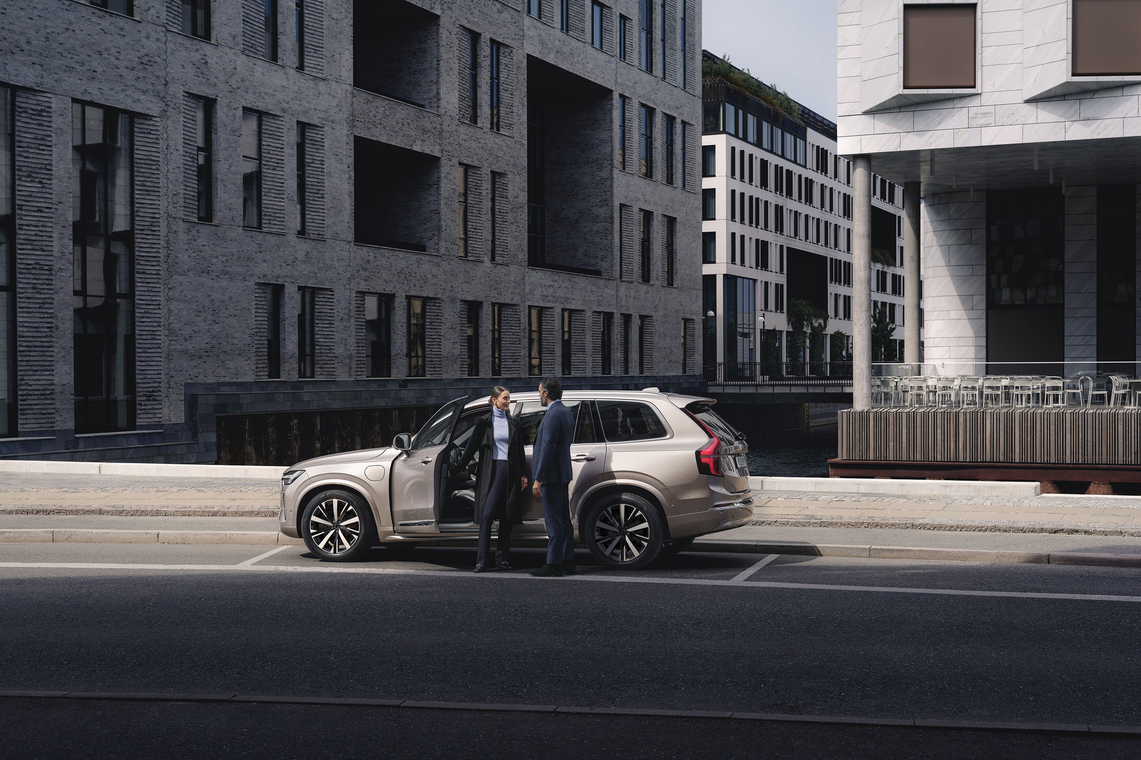 Muž so ženou stojaci pri vozidle XC90