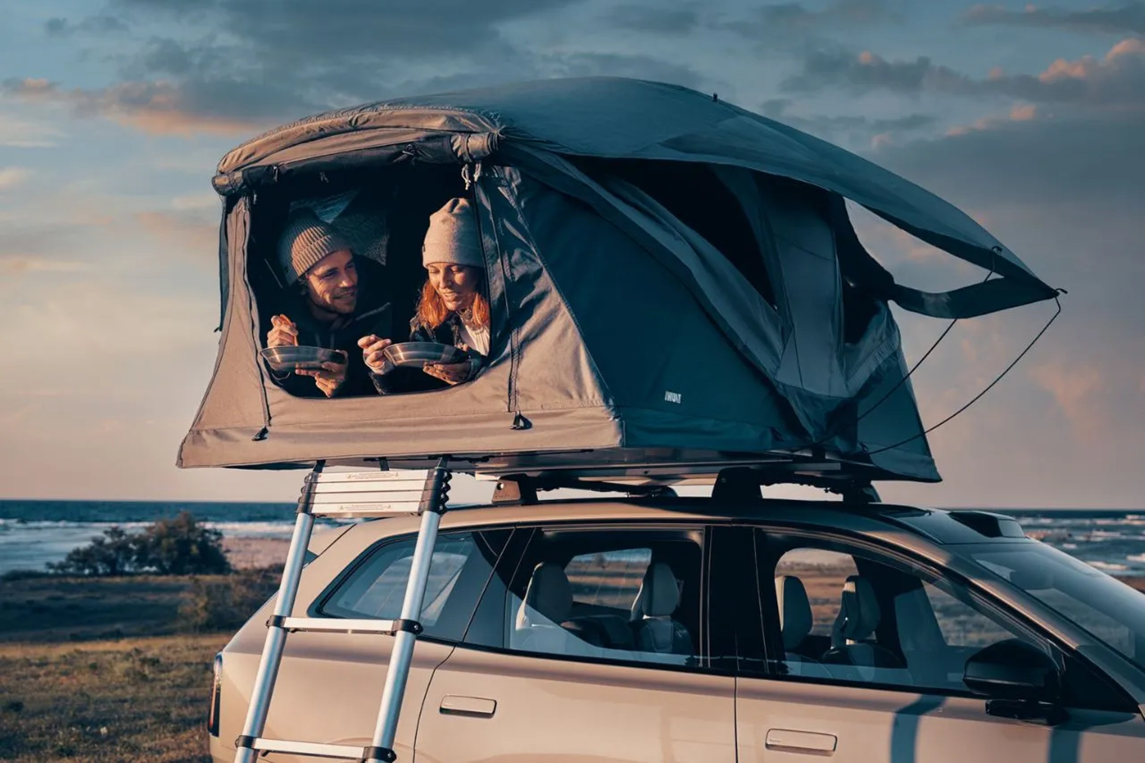 Volvo EX90 avec tente de toit