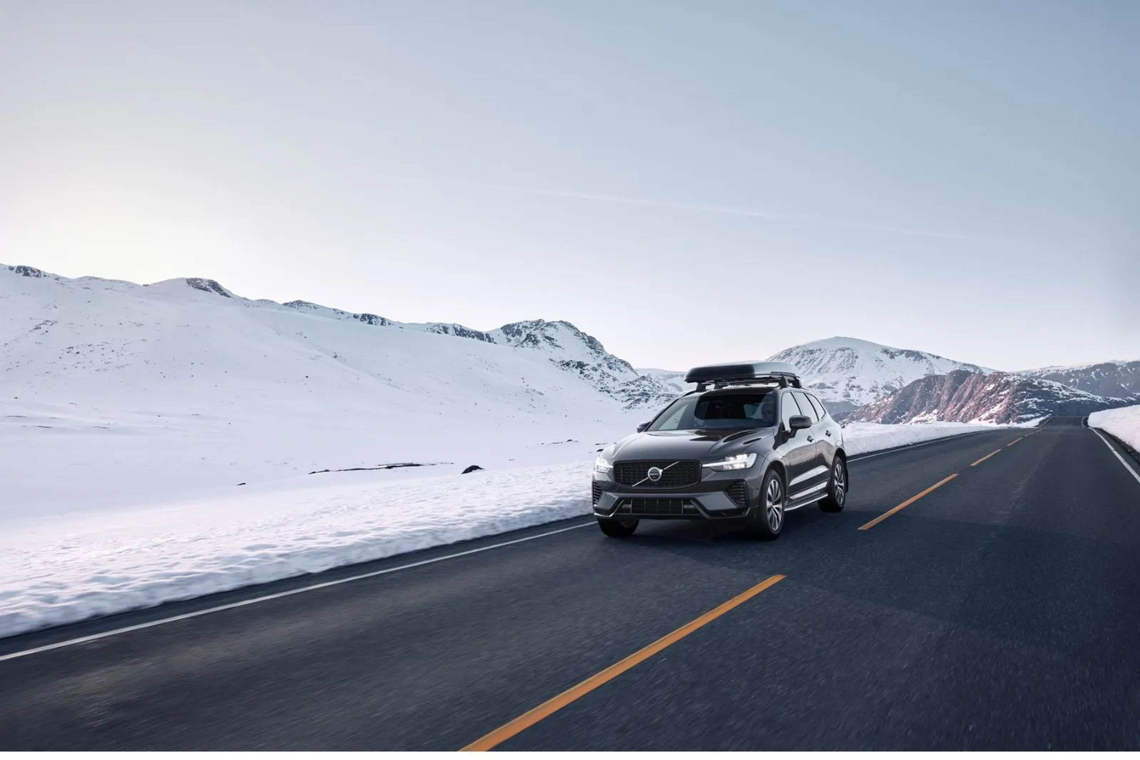 Volvo XC60 sur une route enneigée en hiver