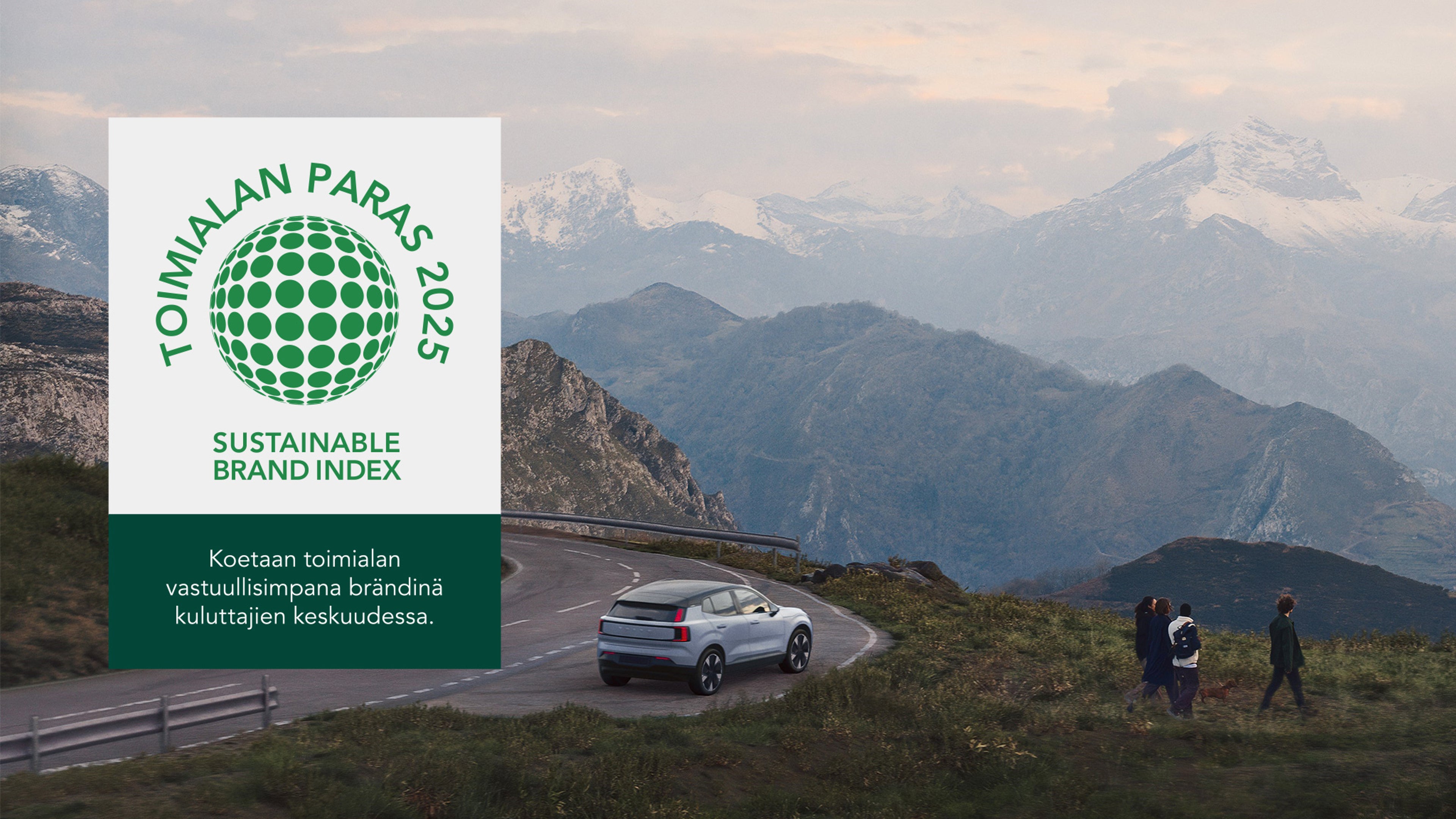Logomerkki: Toimialan paras 2025 - Sustainable Brand Index. Koetaan toimialan vastuullisimpana brändinä kuluttajien keskuudessa. Taustalla kuva vuoristotien varteen pysäköity Cloud blue -värinen EX30 täyssähköauto ja neljä ihmistä ja mäyräkoira kävelemässä polulla.