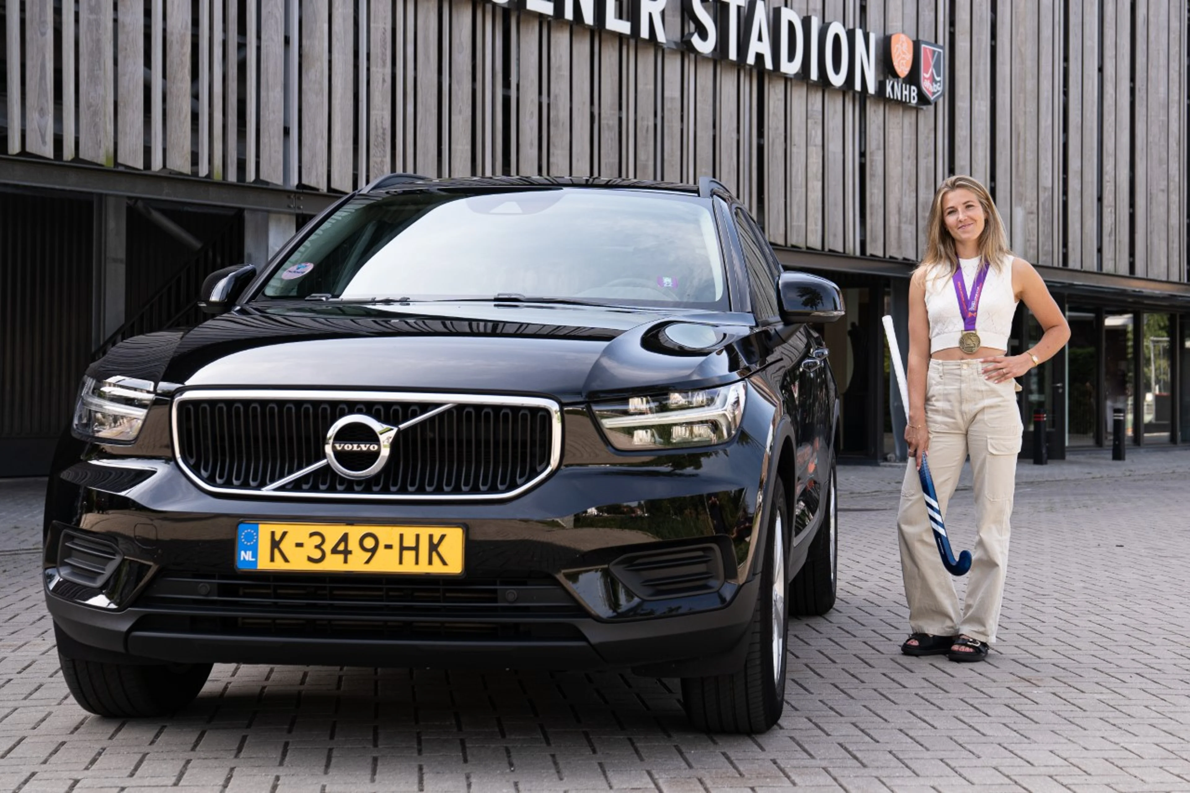 Oranje Aanvoerster Xan de Waard met een Volvo