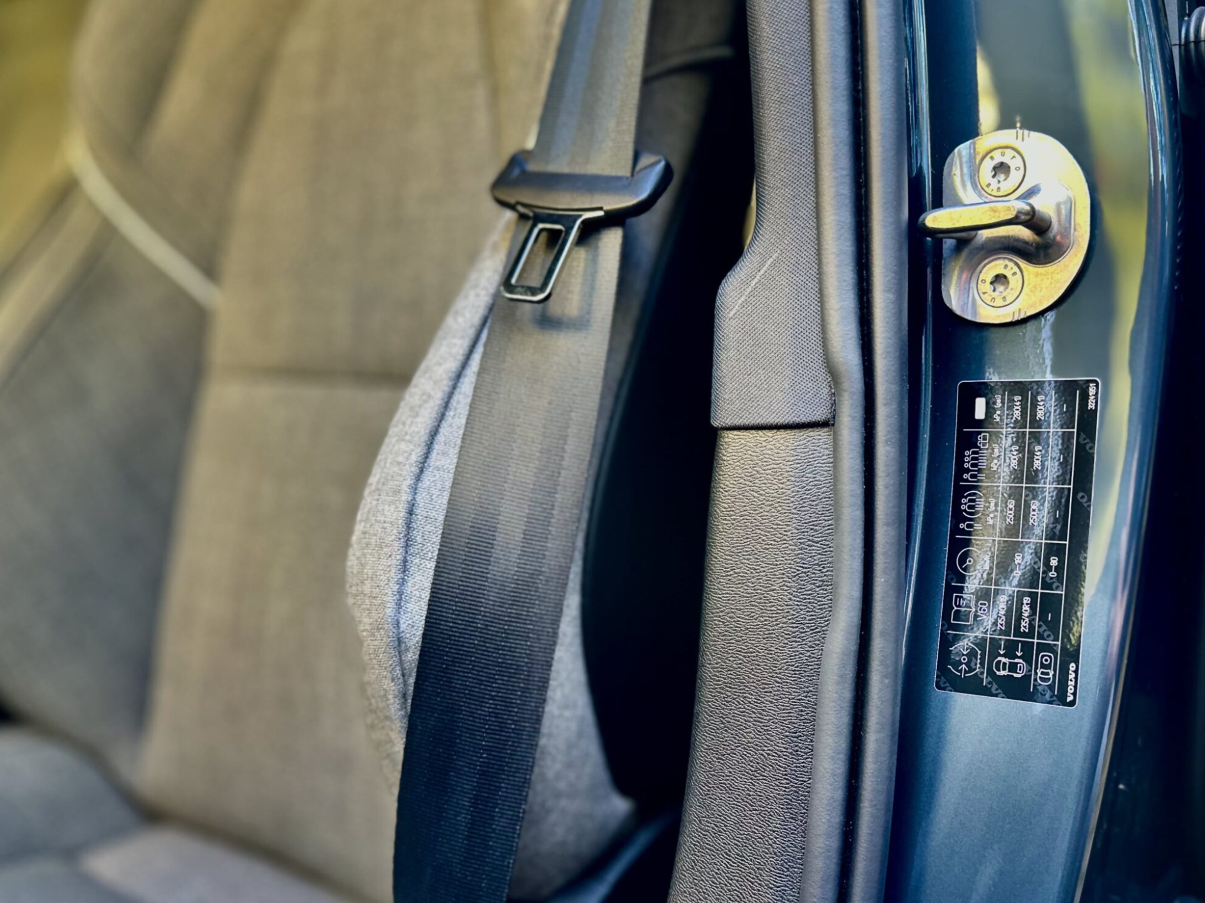 Autocollant de pression des pneus à l'intérieur du montant de la porte.