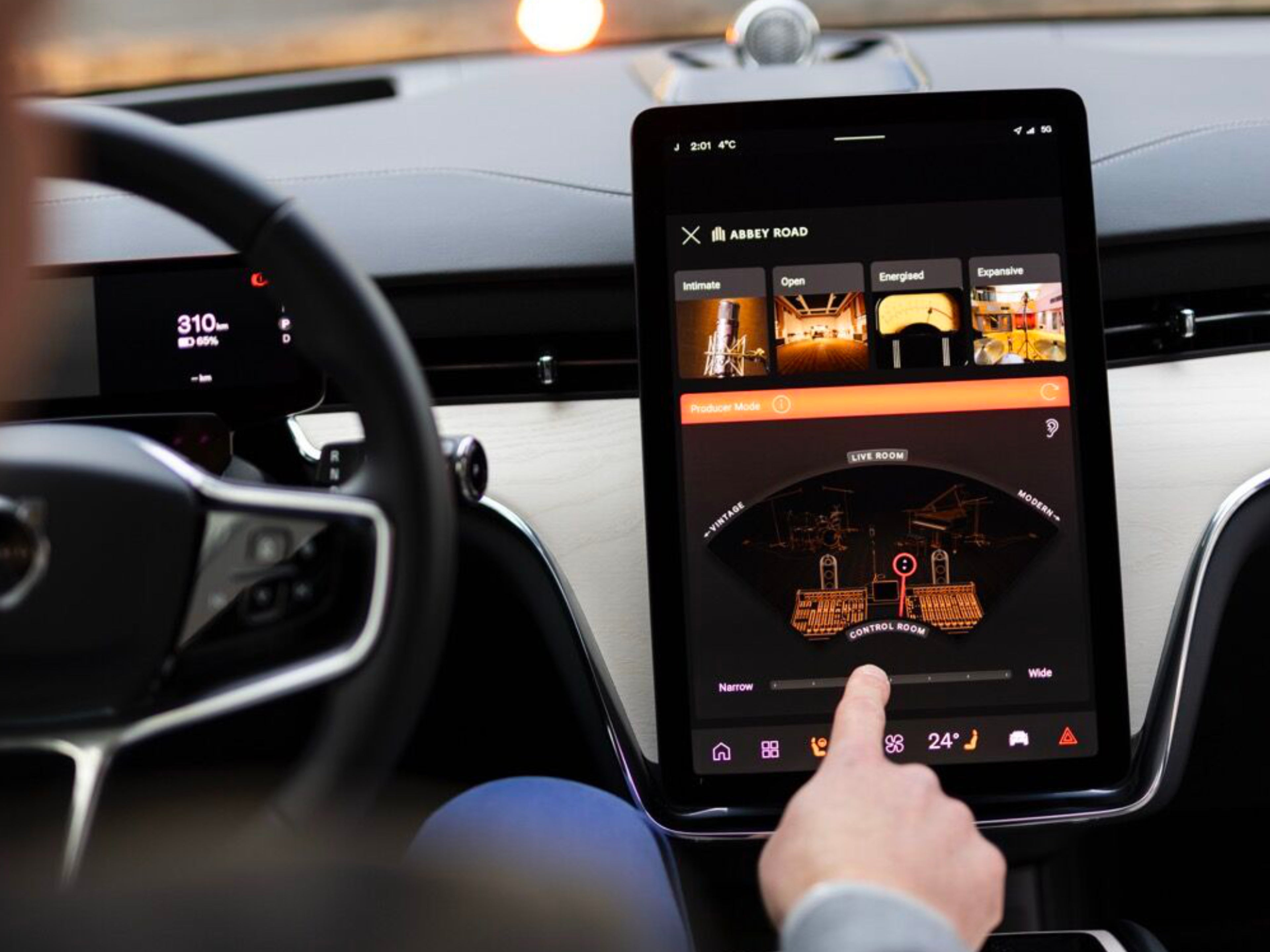 Fahrer bedient das Touch-Display in einem Volvo EX90.