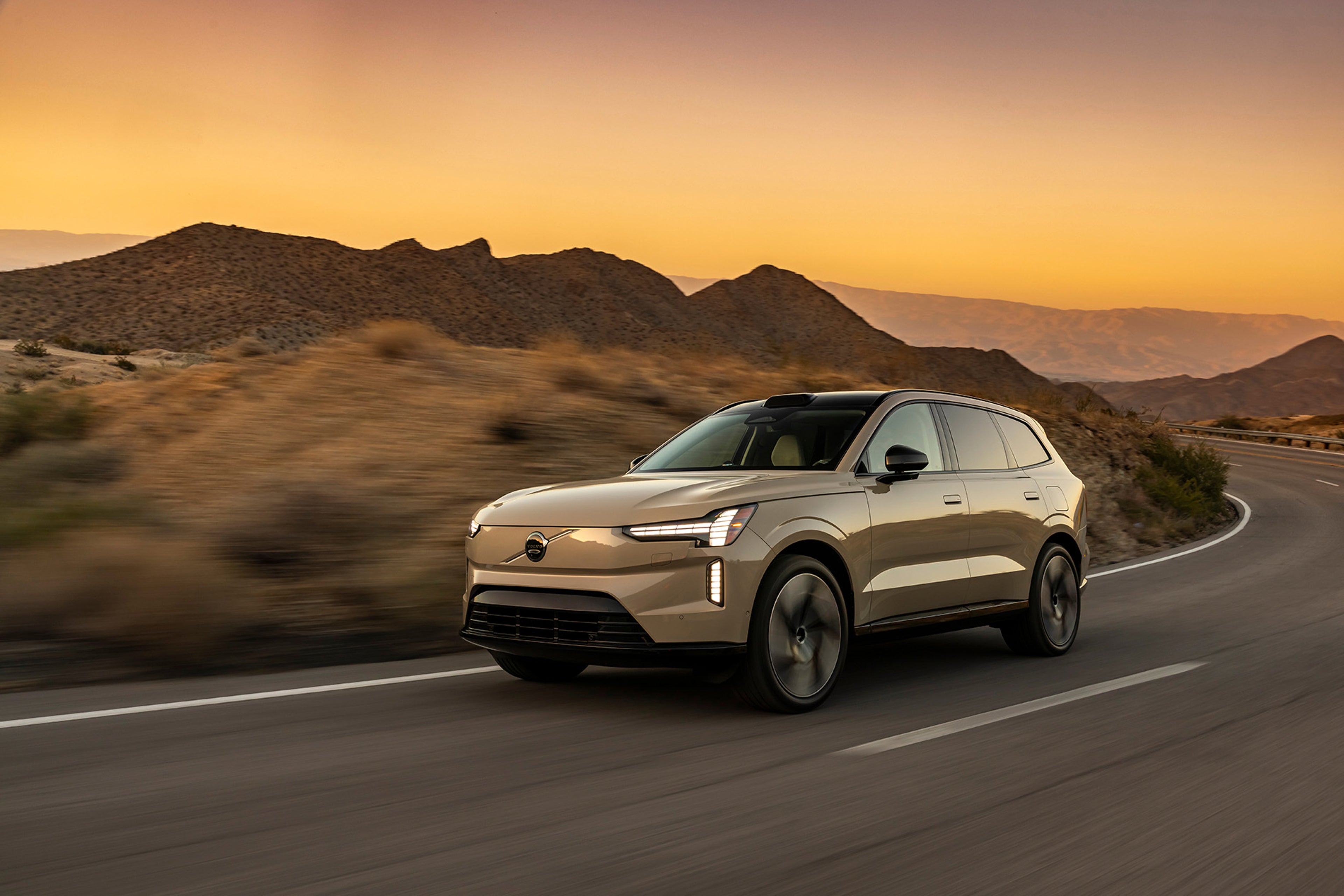 Volvo EX90 en duna de arena