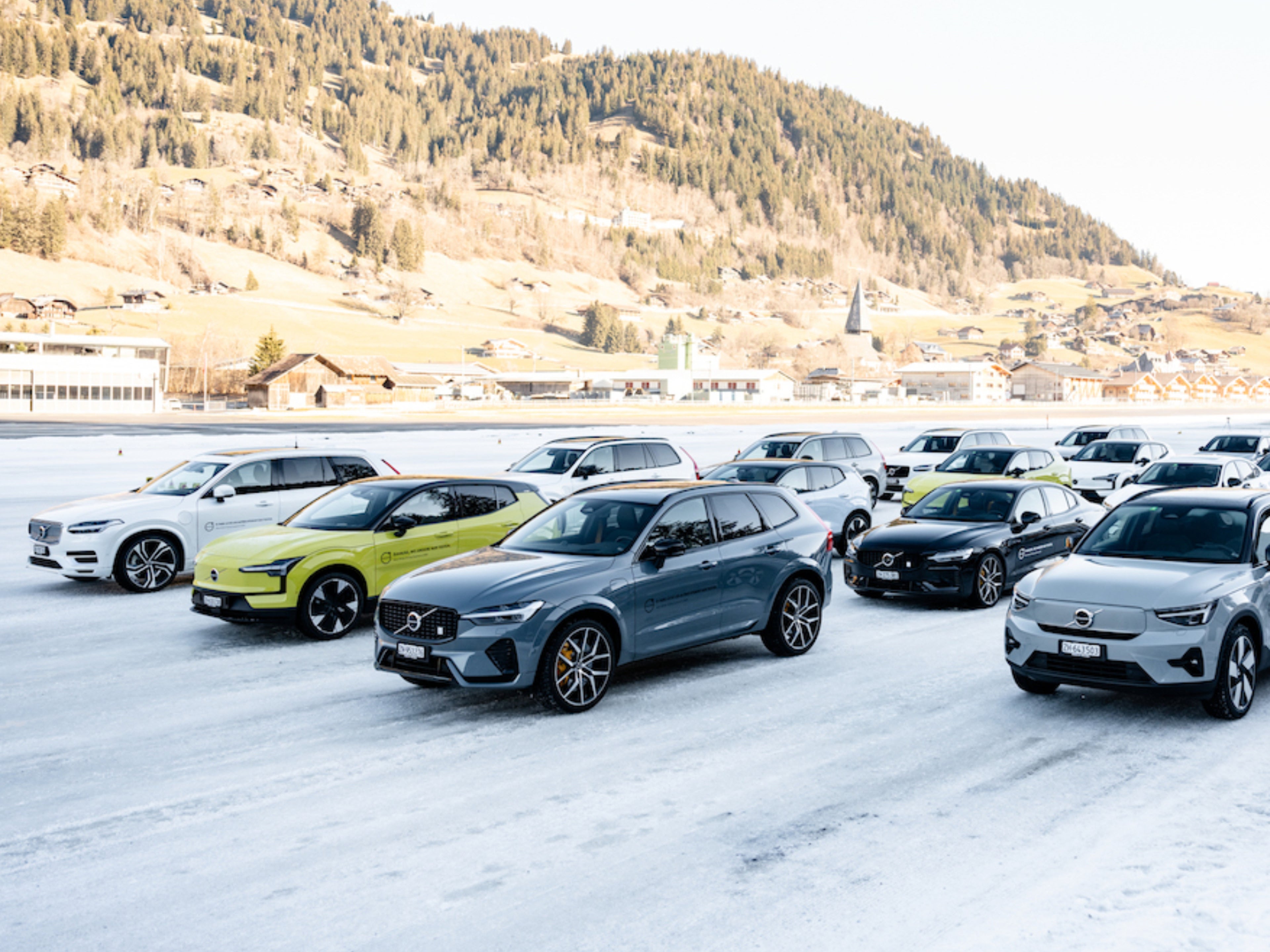 Alignement de différents modèles Volvo dans un environnement hivernal.