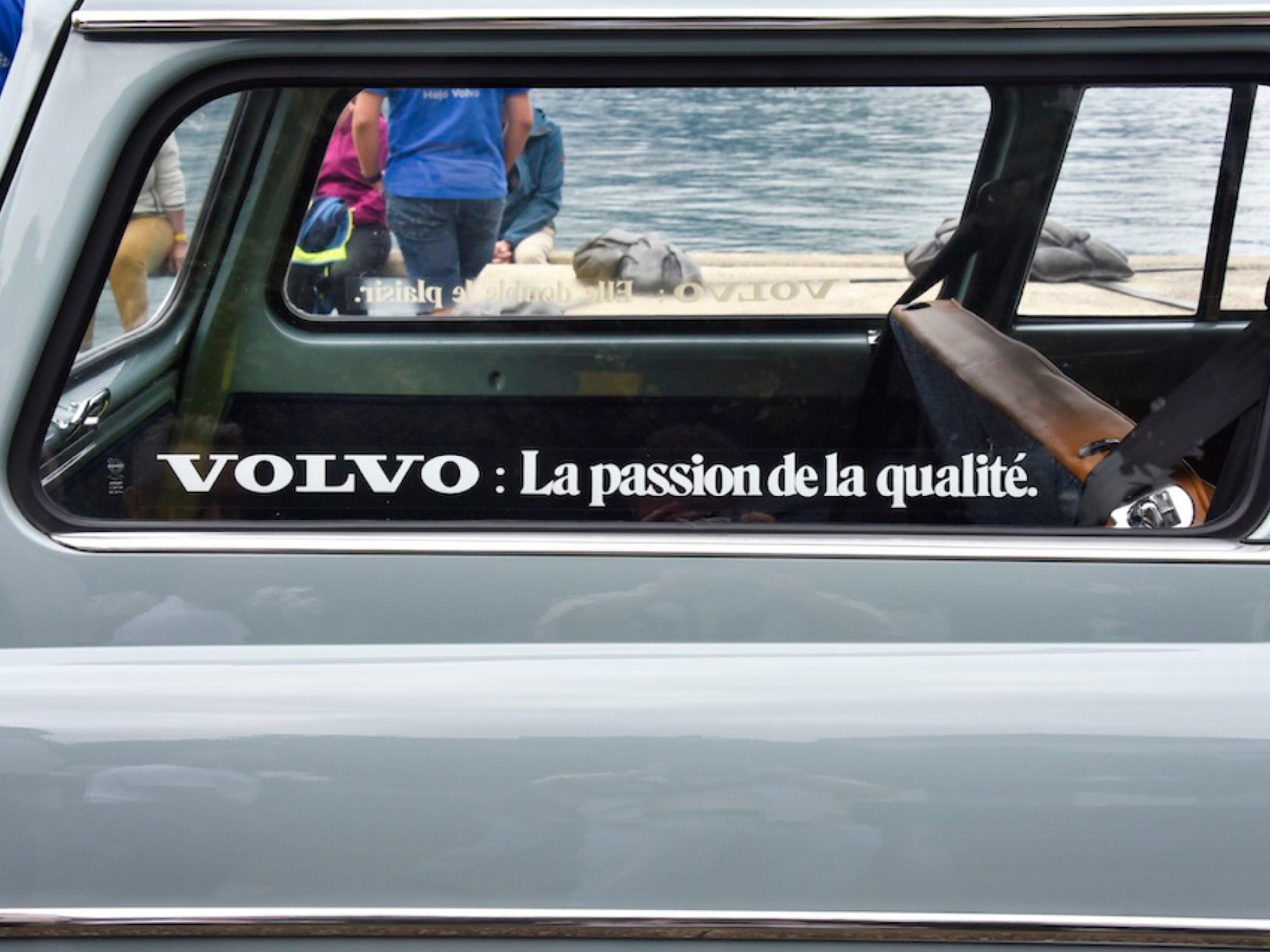 Seitenansicht einer Fensterscheibe eines Volvo mit der Aufschrift: "Volvo: La passion de la qualité."