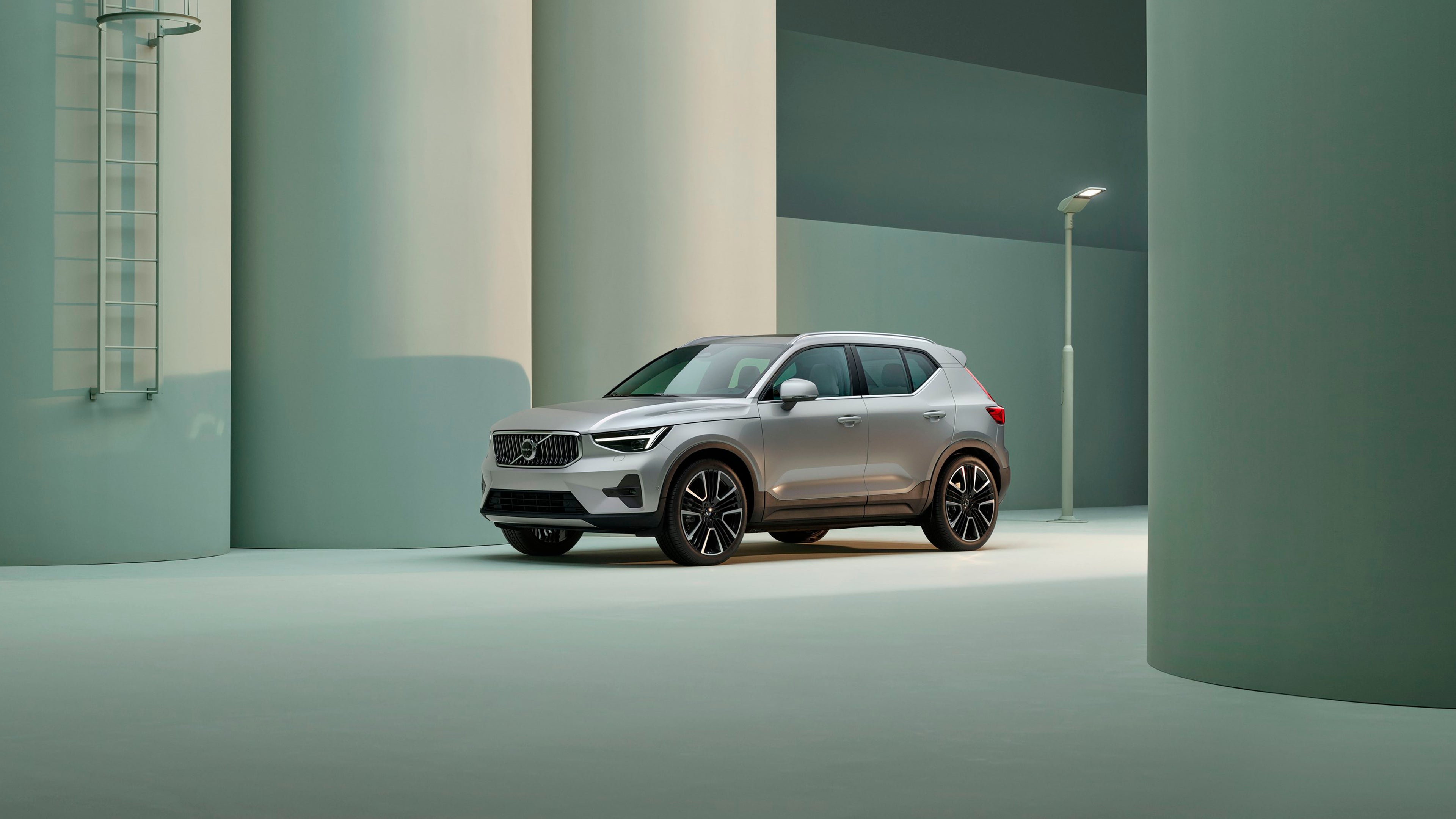Volvo XC40 mild hybrid con un fondo verde