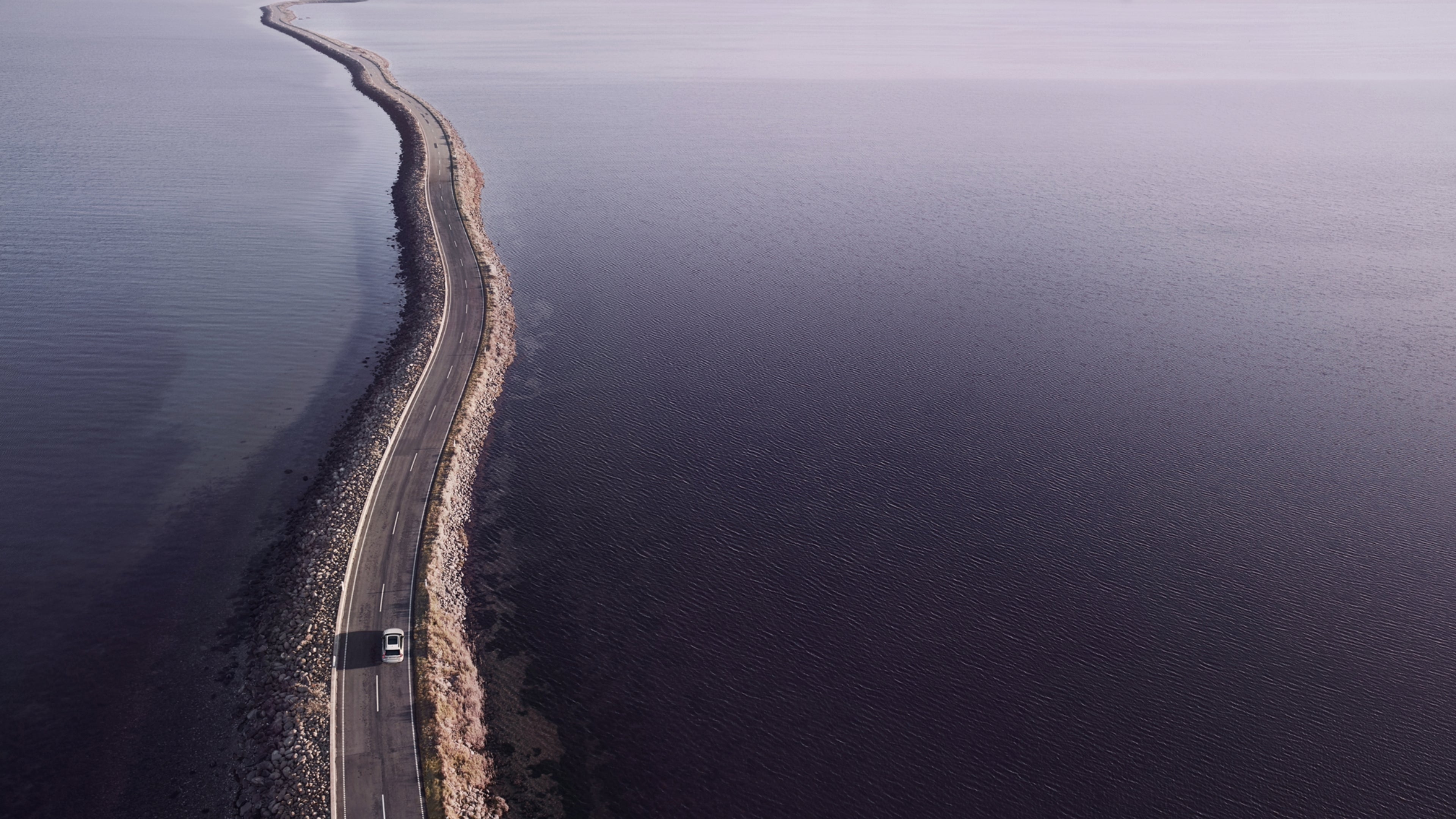 XC60 numa estrada rodeada por água