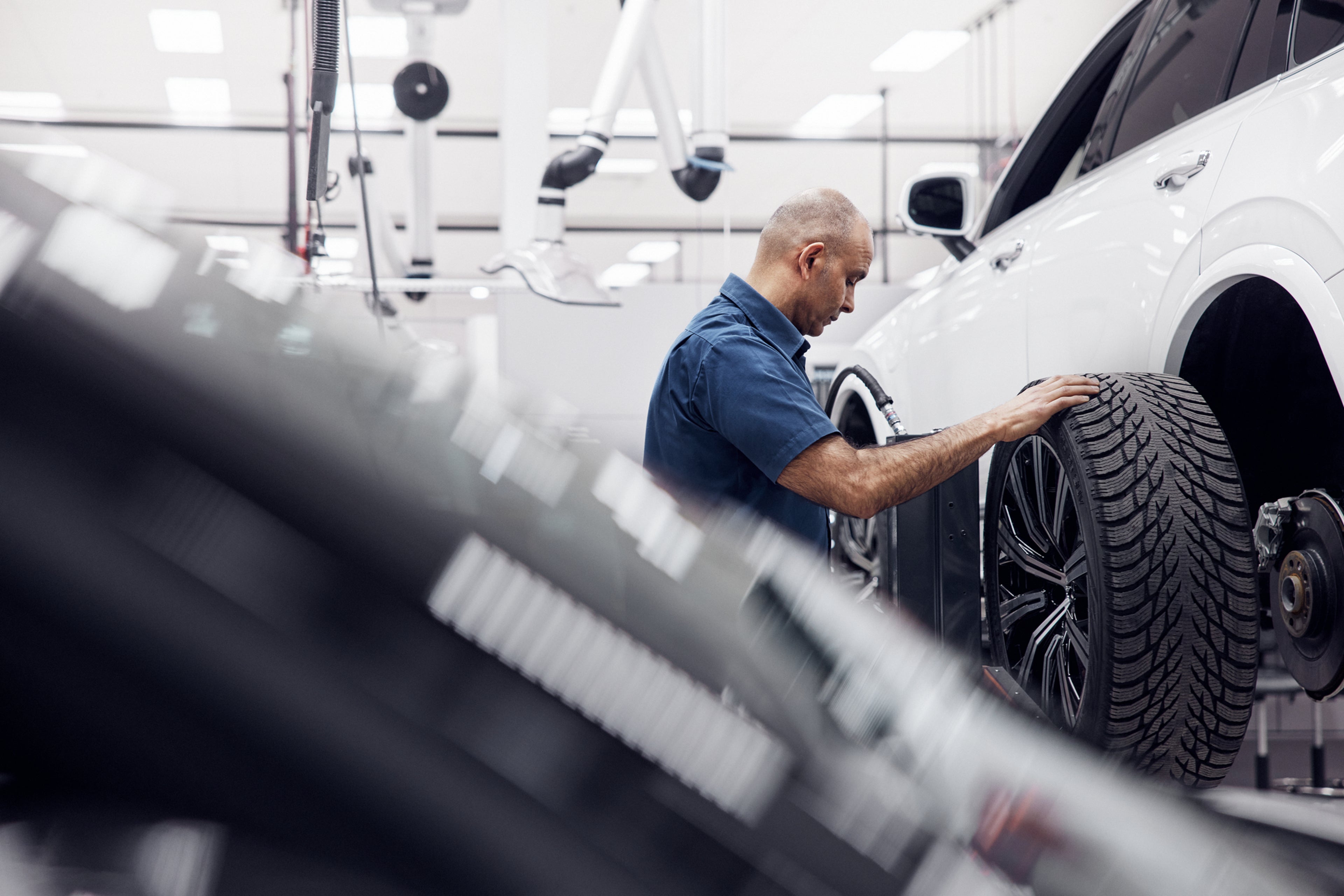 Um técnico de Volvo Cars consertando um amassado em um Volvo V90