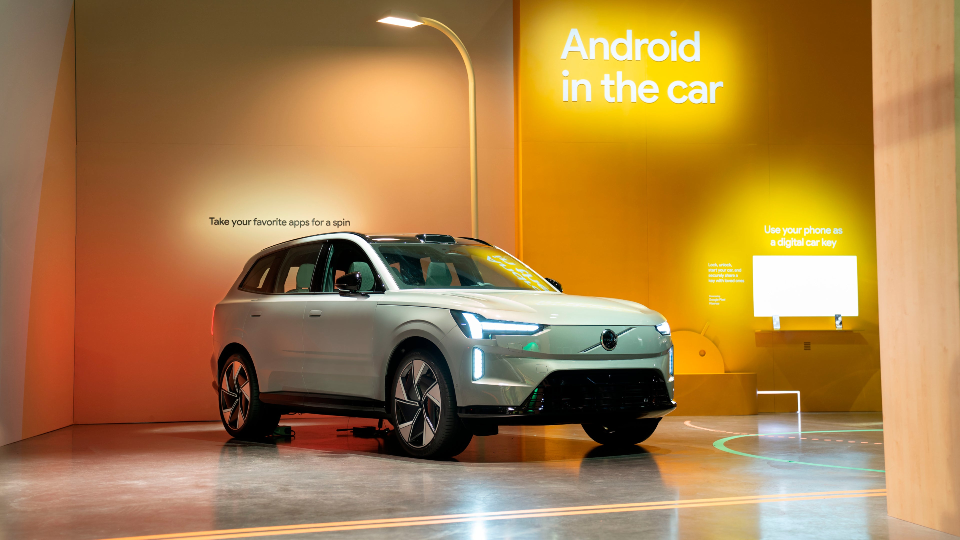 Volvo eléctrico con las luces LED encendidas color claro