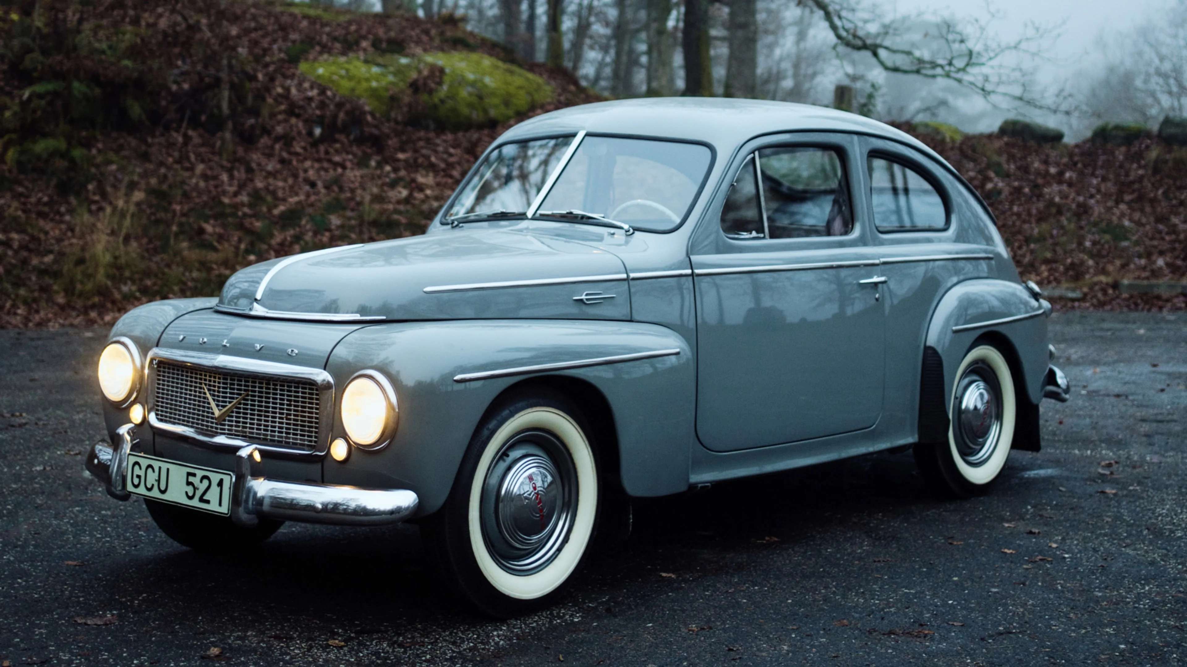 Dreiviertel-Frontansicht eines Volvo PV444, einem klassischen schwedischen Volvo aus den 1950er Jahren, mit markantem Kühlergrill und gewölbten Kotflügeln.