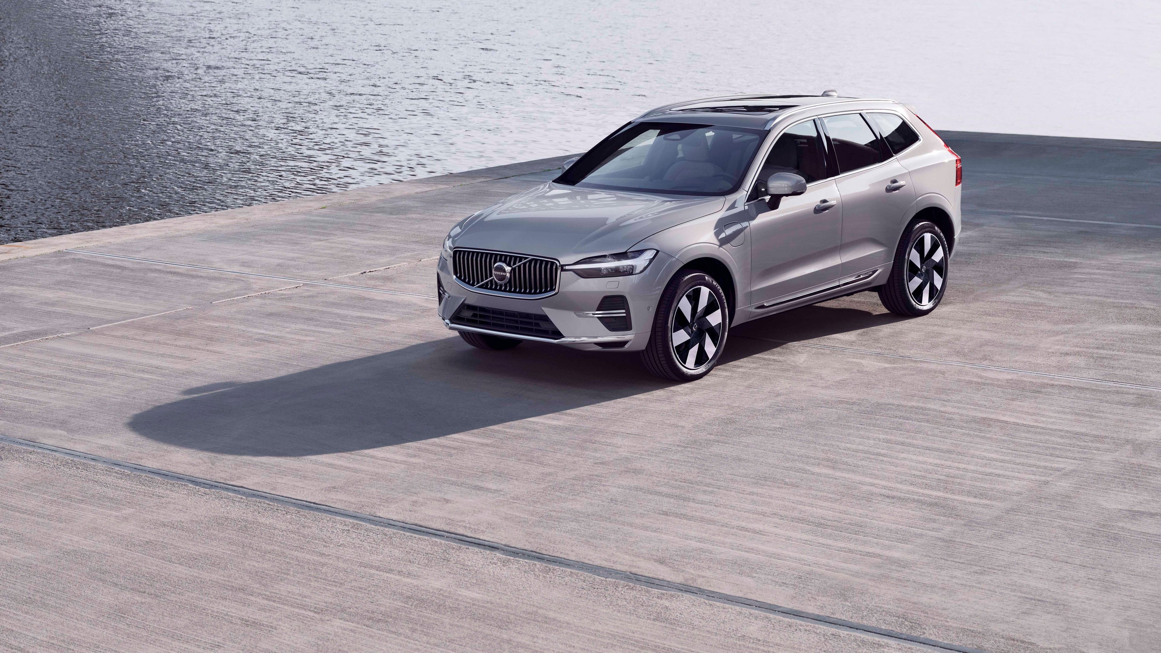 Un Volvo SUV color plata aparcado en un muelle junto al mar