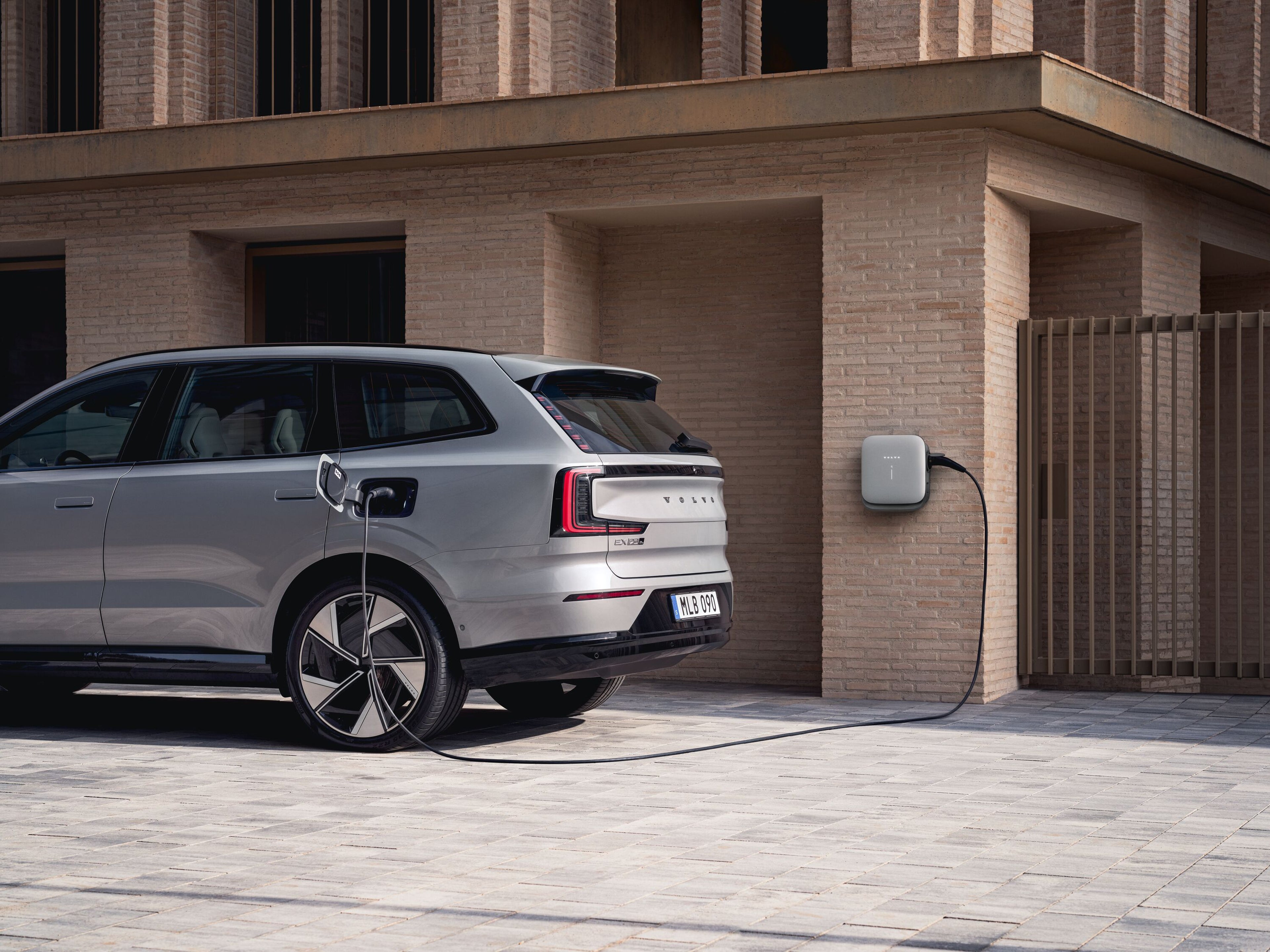 Volvo EX90 2026: faster charging, smarter safety, 800V system, AI-powered features & panoramic roof. Order now for the ultimate electric SUV.