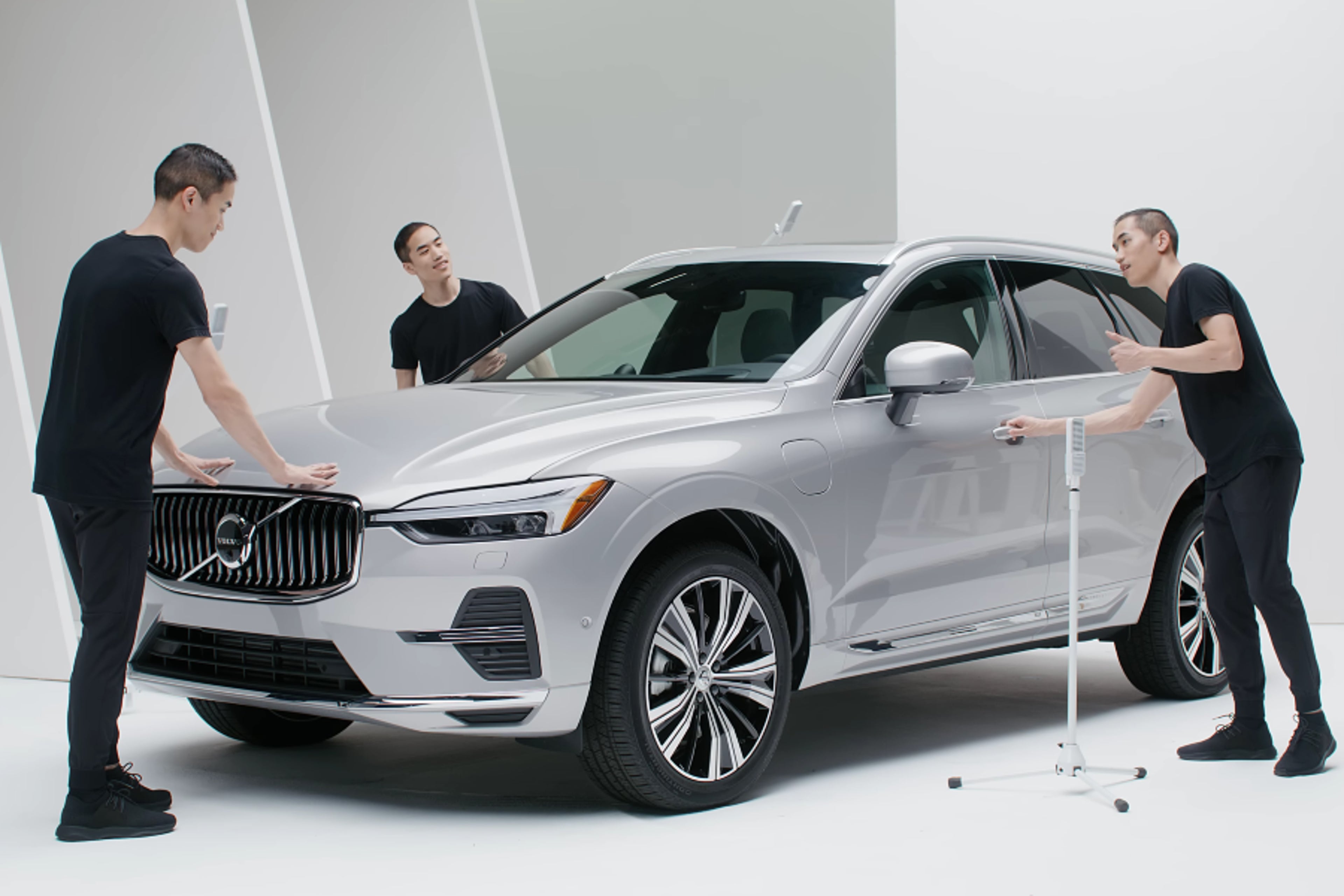 3 Andrew Huang's surrounding an XC60