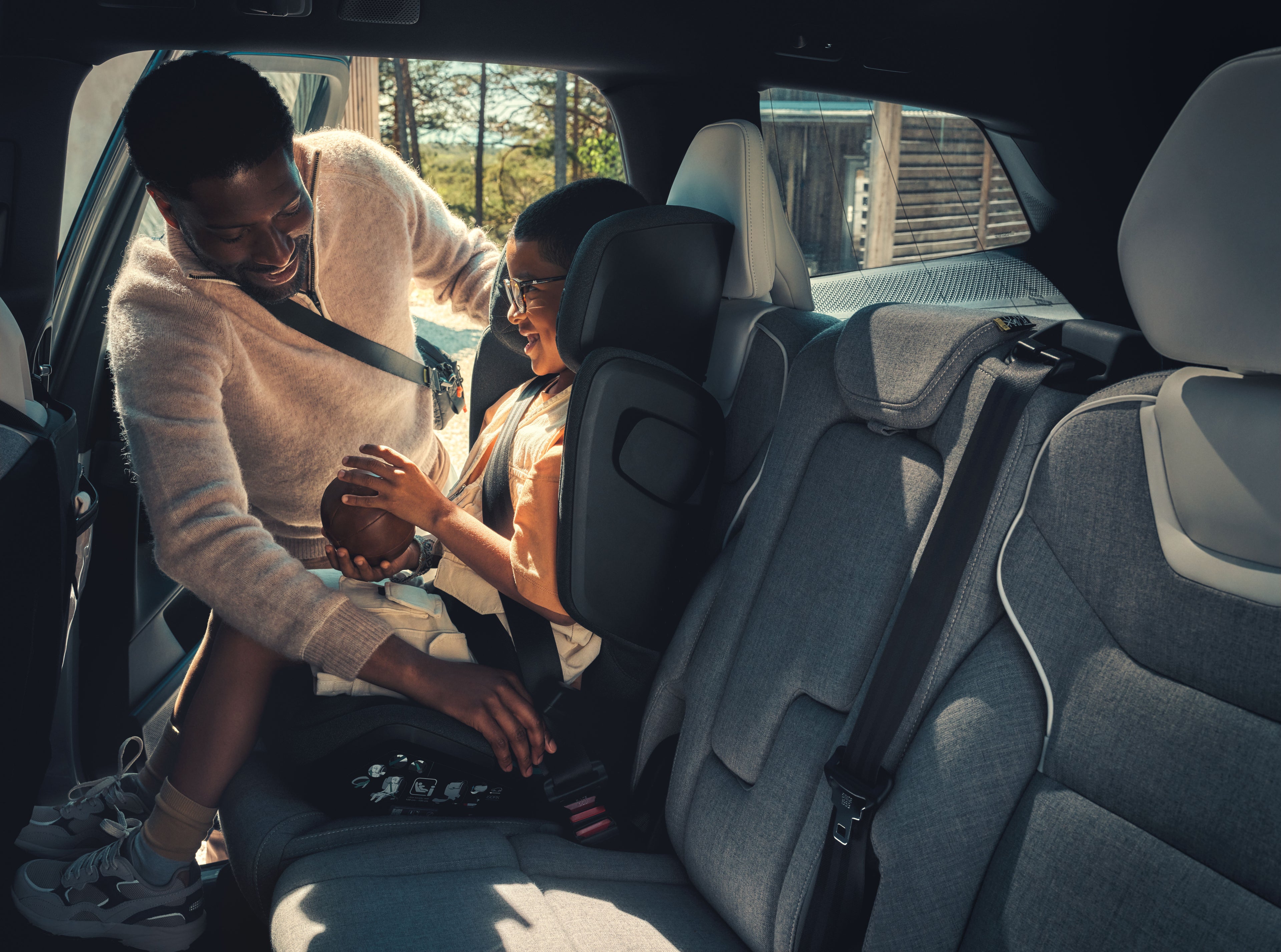 مع كل مرحلة من نمو طفلك، توفر لك مقاعد الأطفال الطمأنينة والحماية.