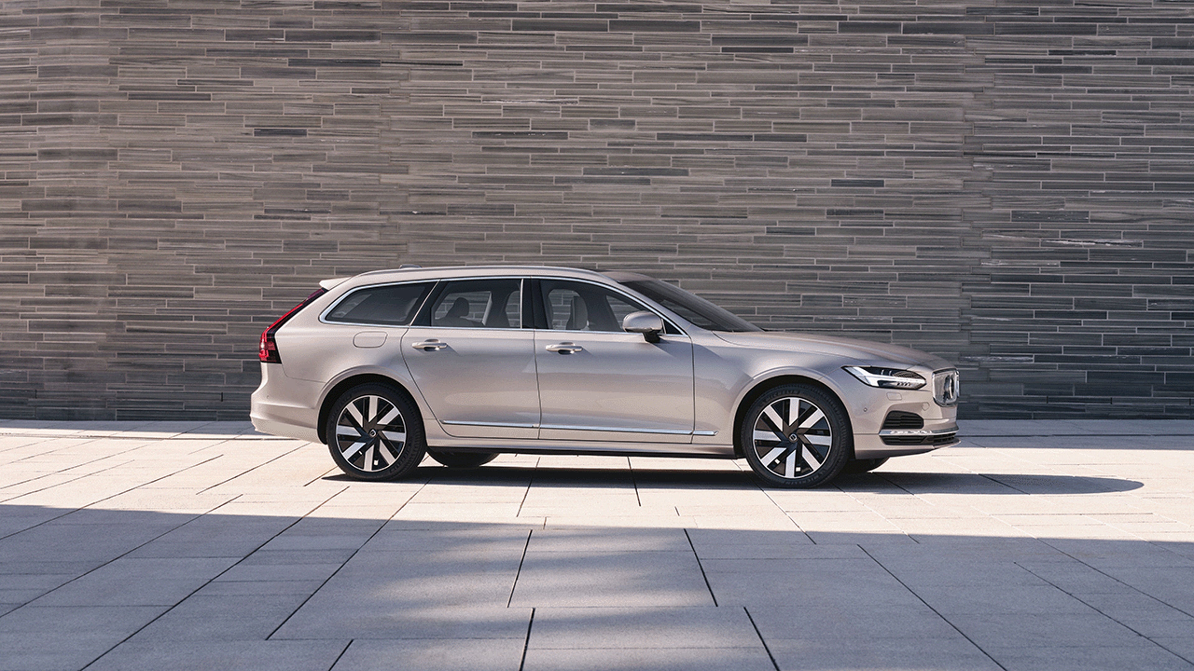 Seitenansicht eines Volvo V90.