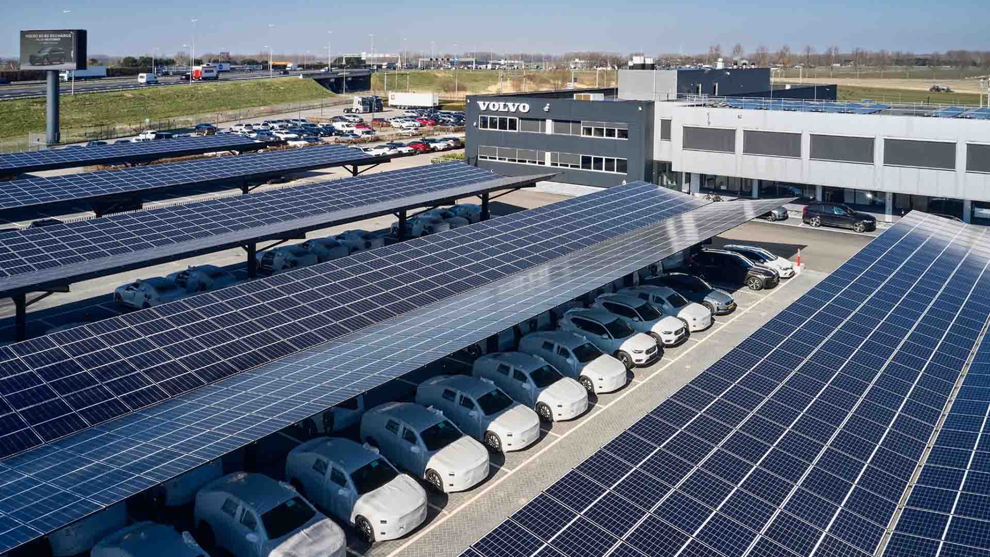 Volvo auto's onder zonnepanelen buiten