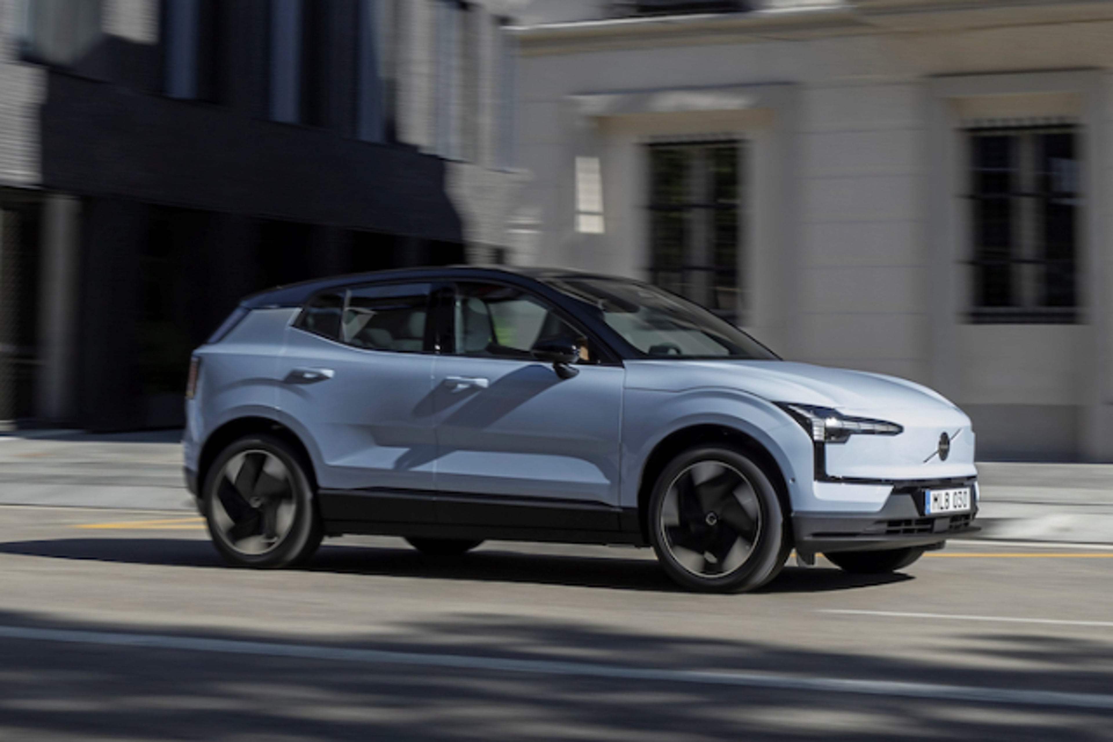 Seitenansicht eines fahrenden EX30.