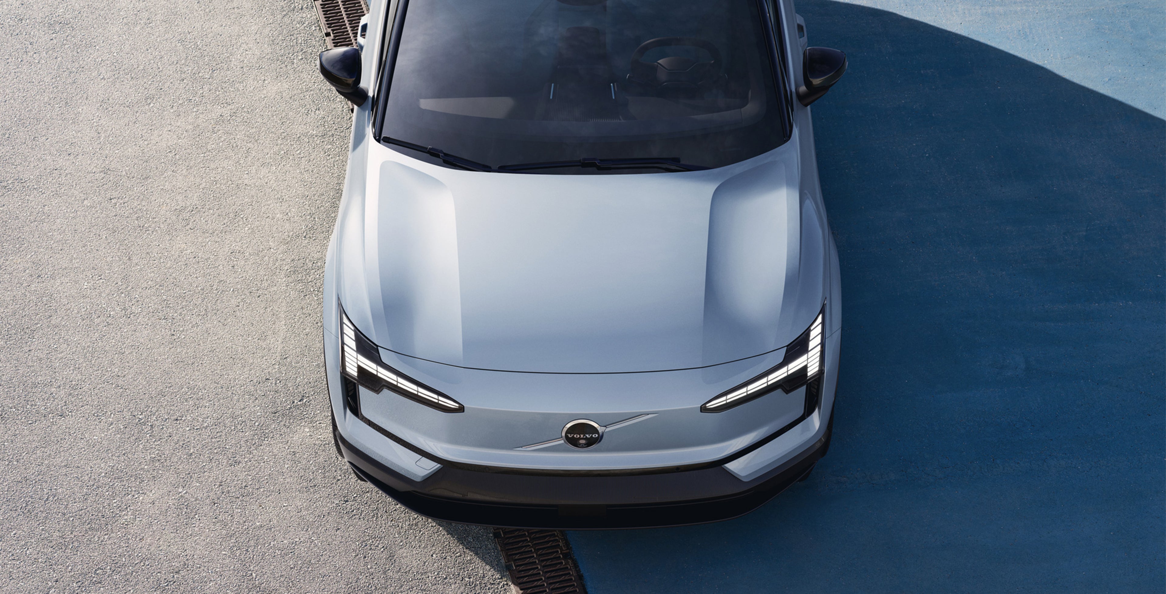 Cloud Blue värisen Volvo EX30 auton keula.