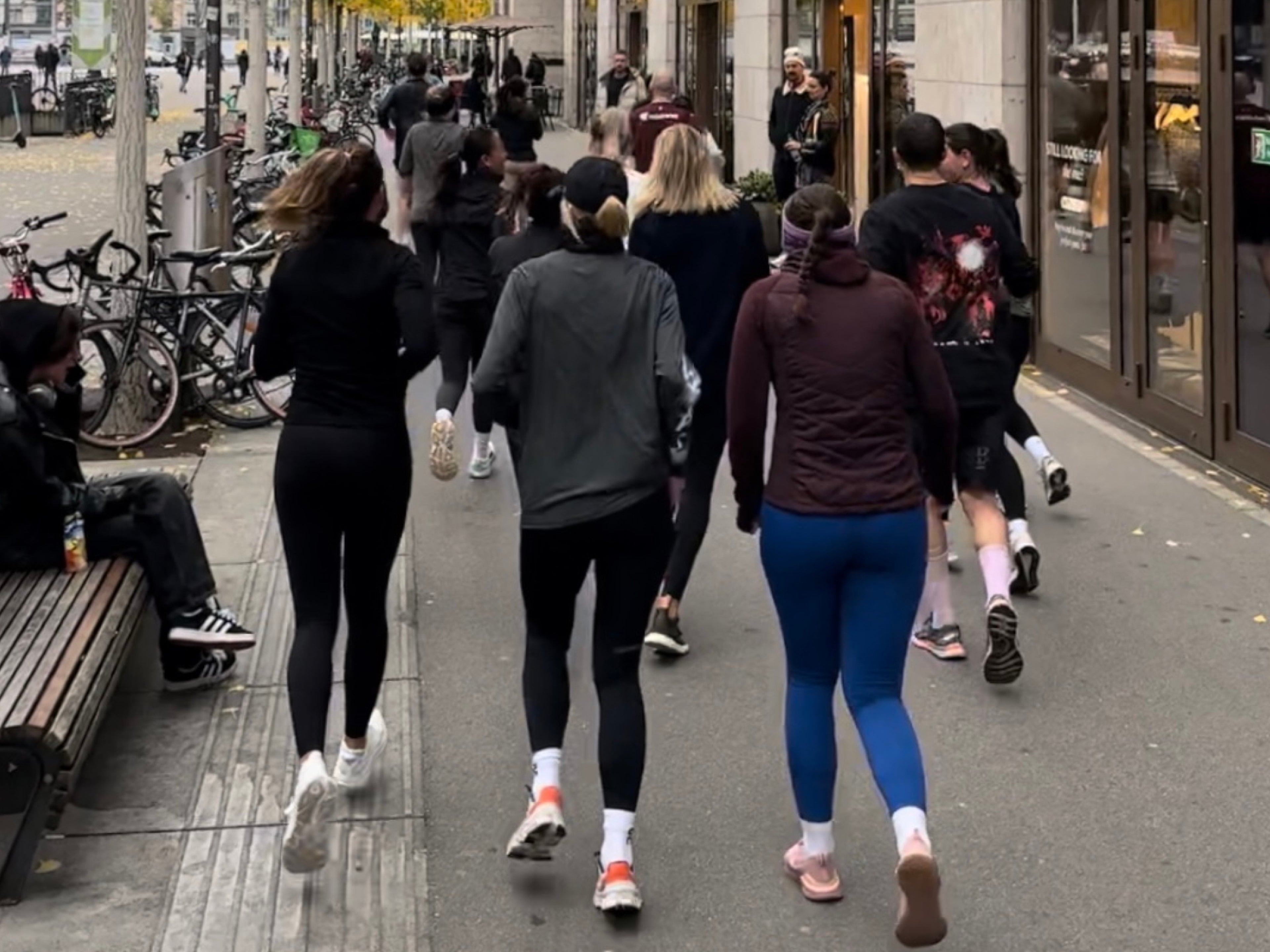 Mehrere Frauen, die durch die Stadt joggen.