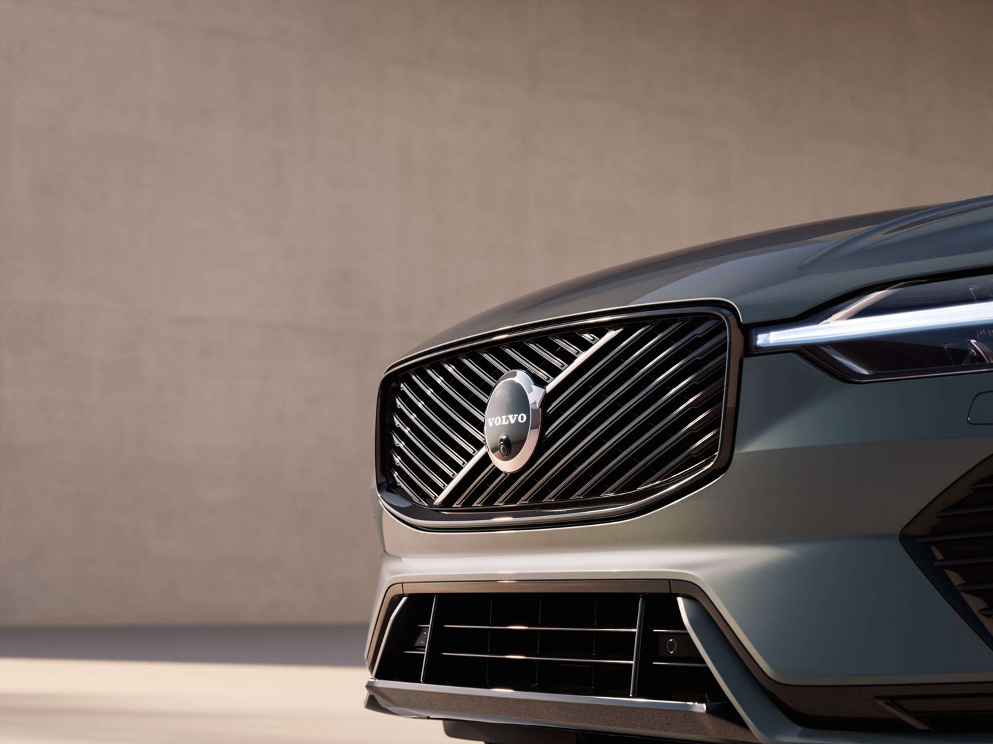 Vue rapprochée de l’avant d’une voiture Volvo, mettant en évidence la calandre avec le logo Volvo au centre.