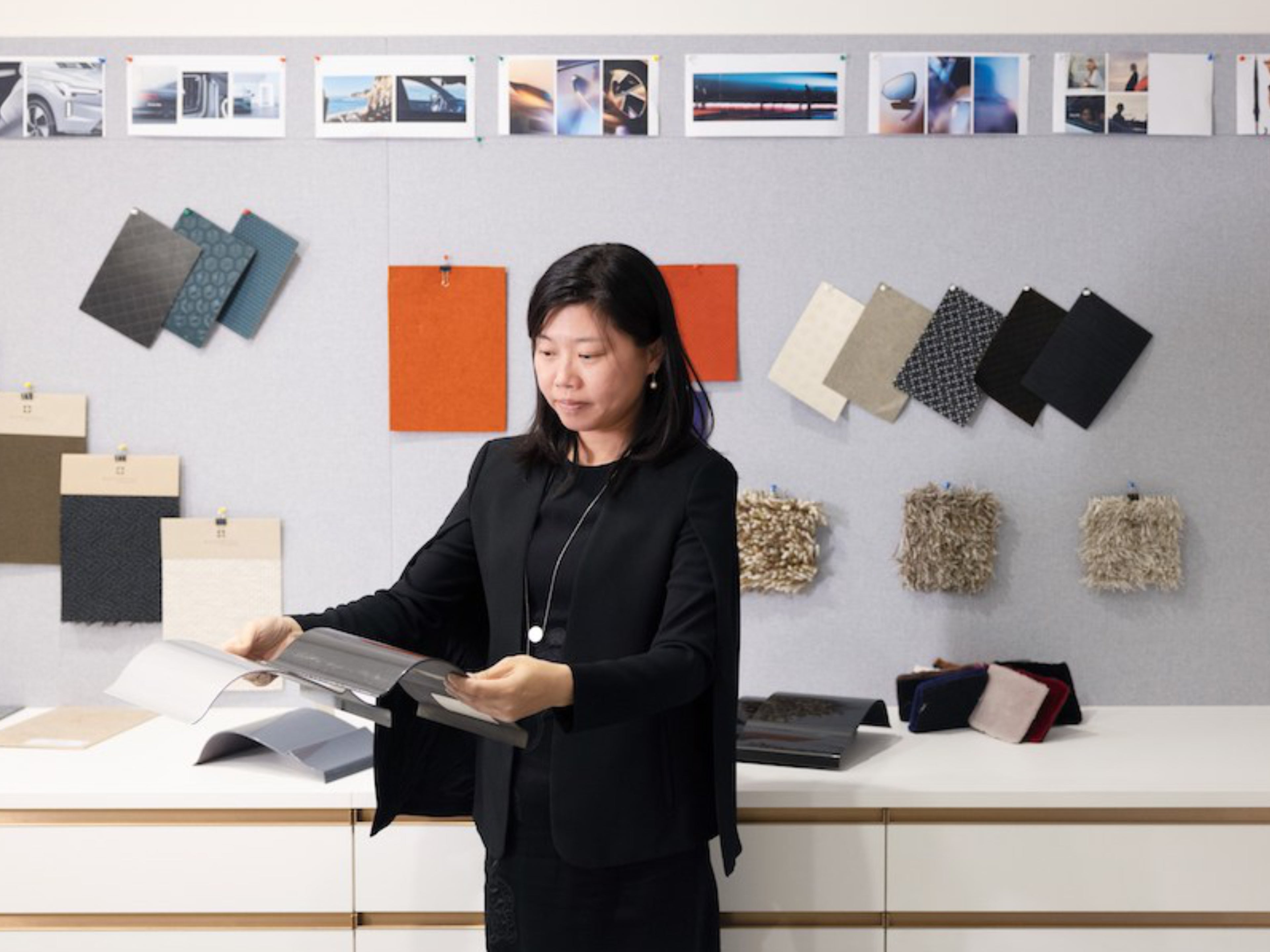 Eine Frau schaut verschiedene Materialien an.