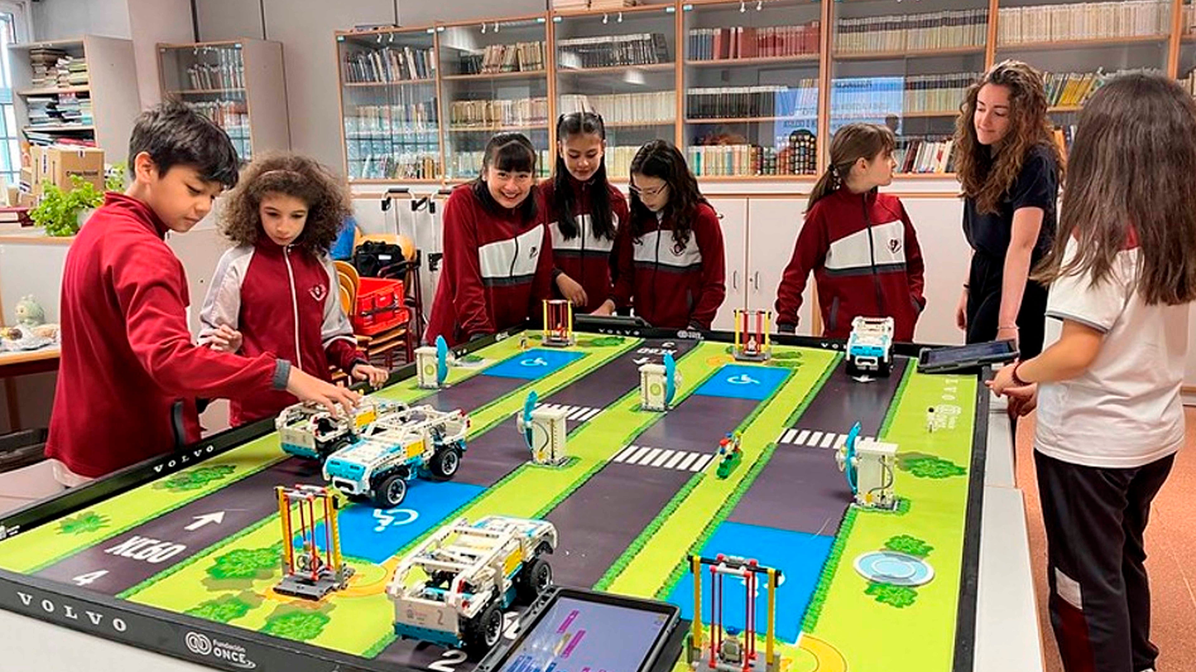 Colegiales preparando el proyecto de seguridad vial