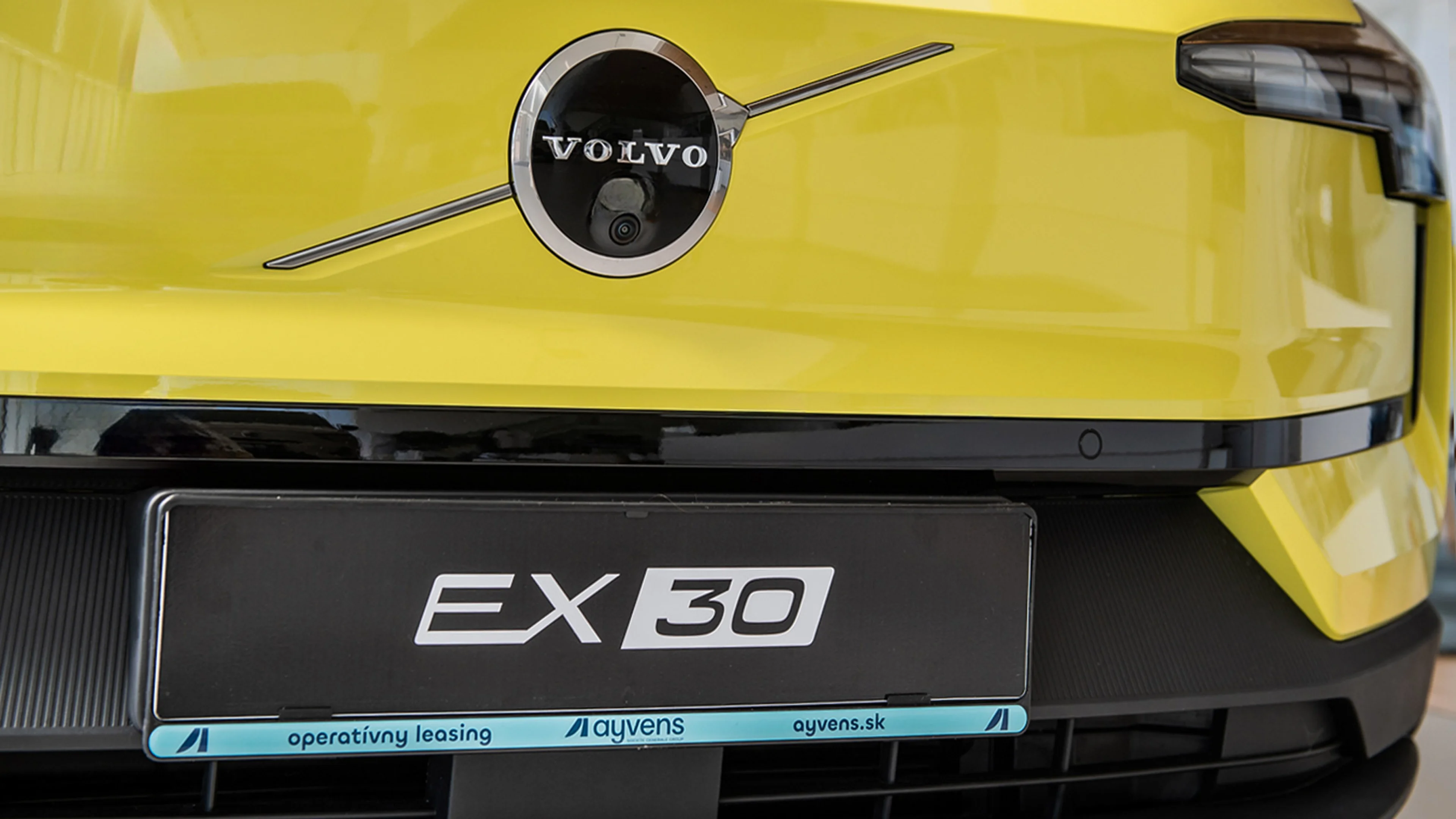 Detail modelu Volvo EX30 vo farbe Moss Yellow