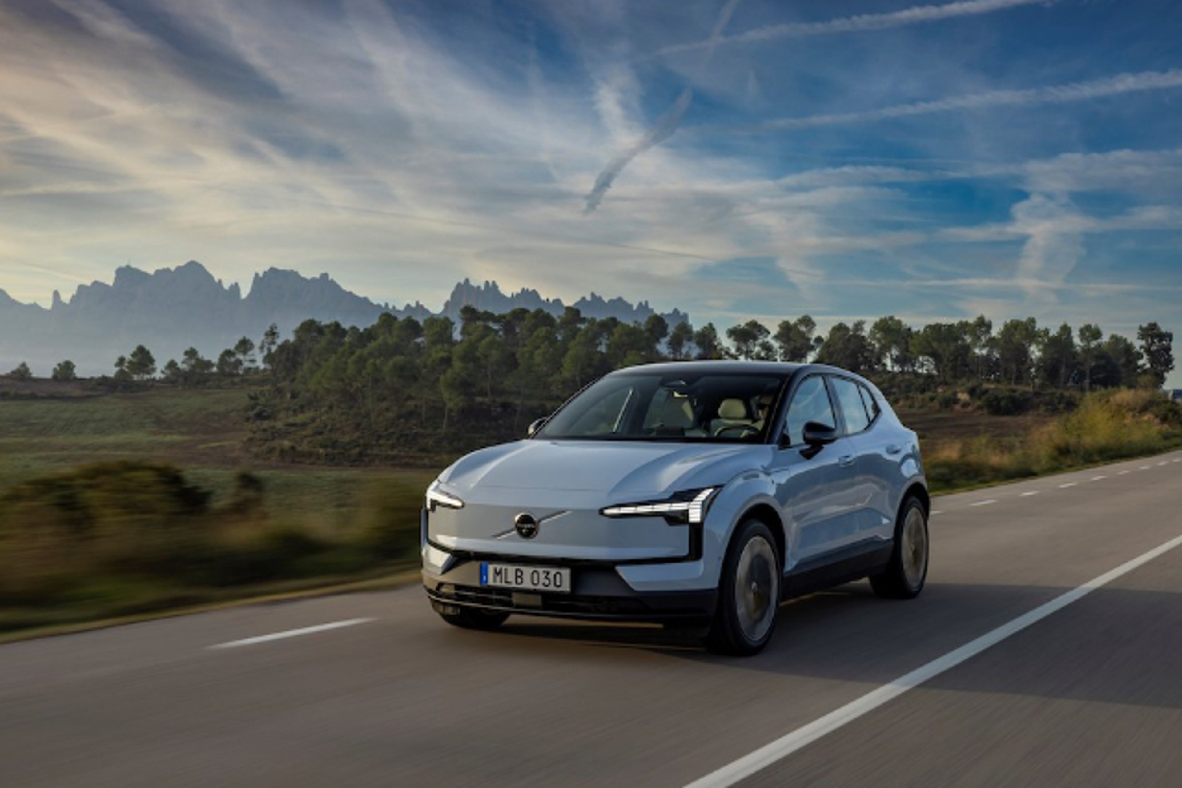 Frontansicht eines fahrenden Volvo EX30 auf der Strasse.