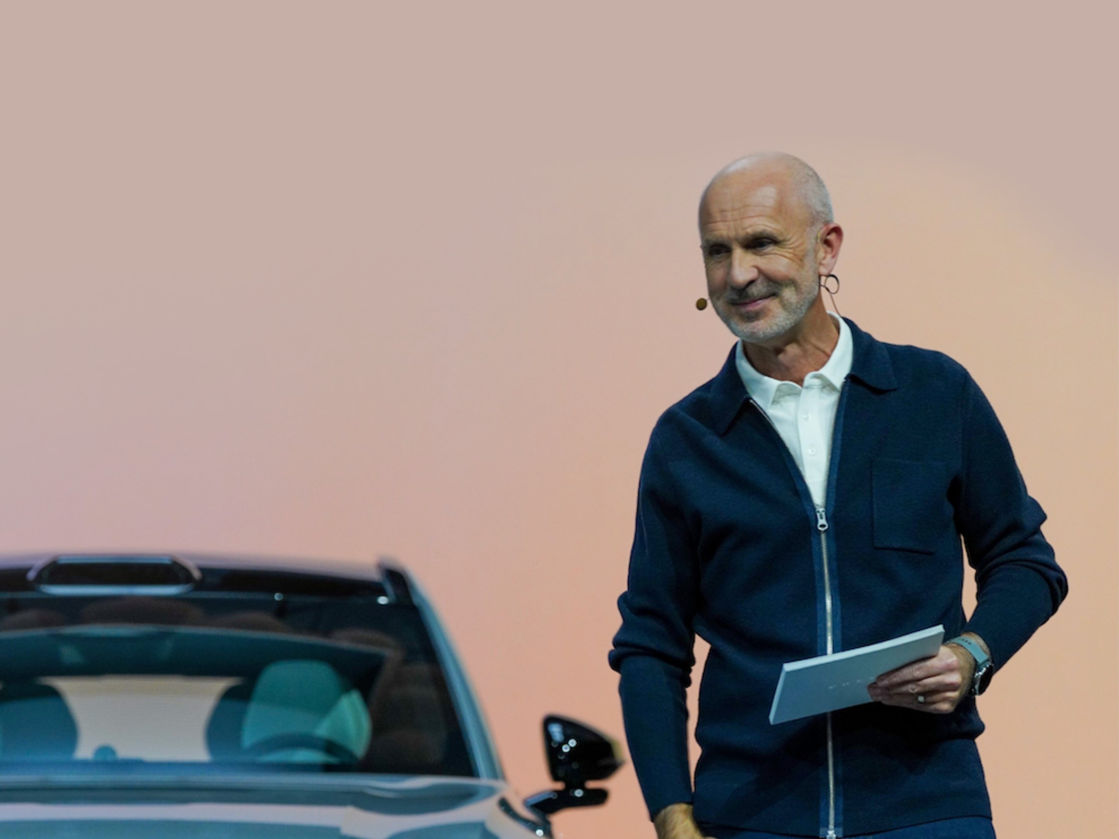 Jim Rowan, CEO e Presidente di Volvo Cars davanti a una Volvo EX90.