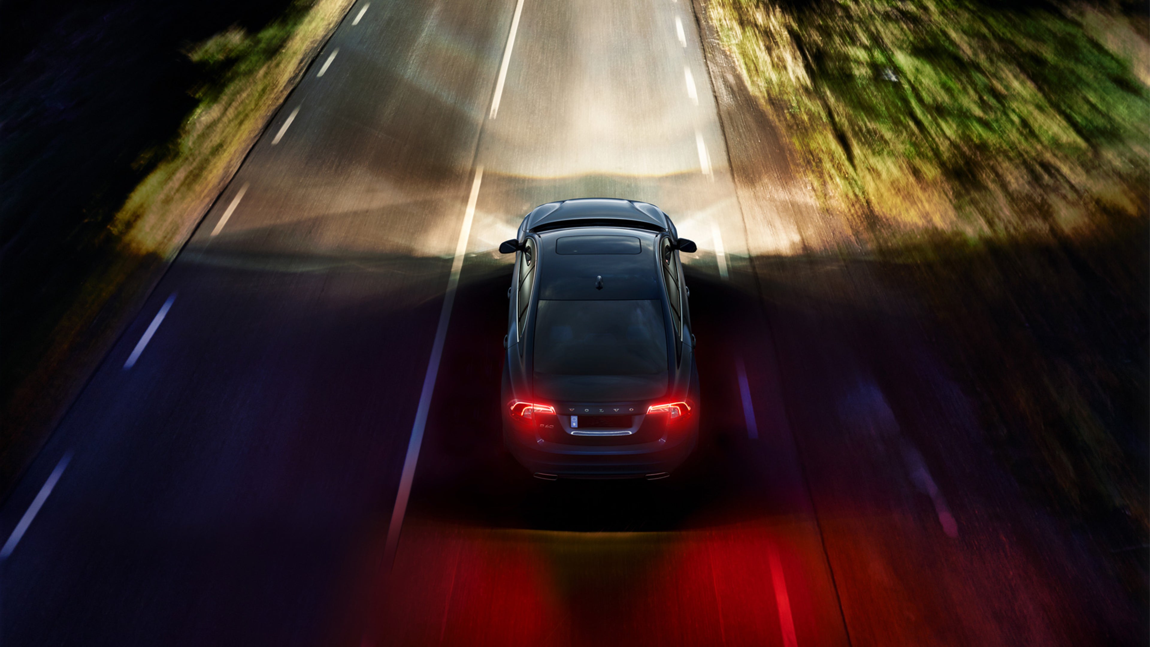 Volvo S60 ajaa pimeällä maantiellä.