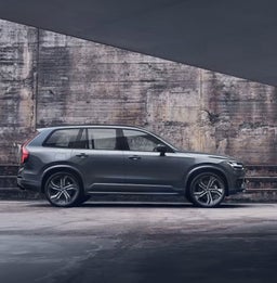Image d’un Volvo XC90 stationné à côté d’un mur en béton.
