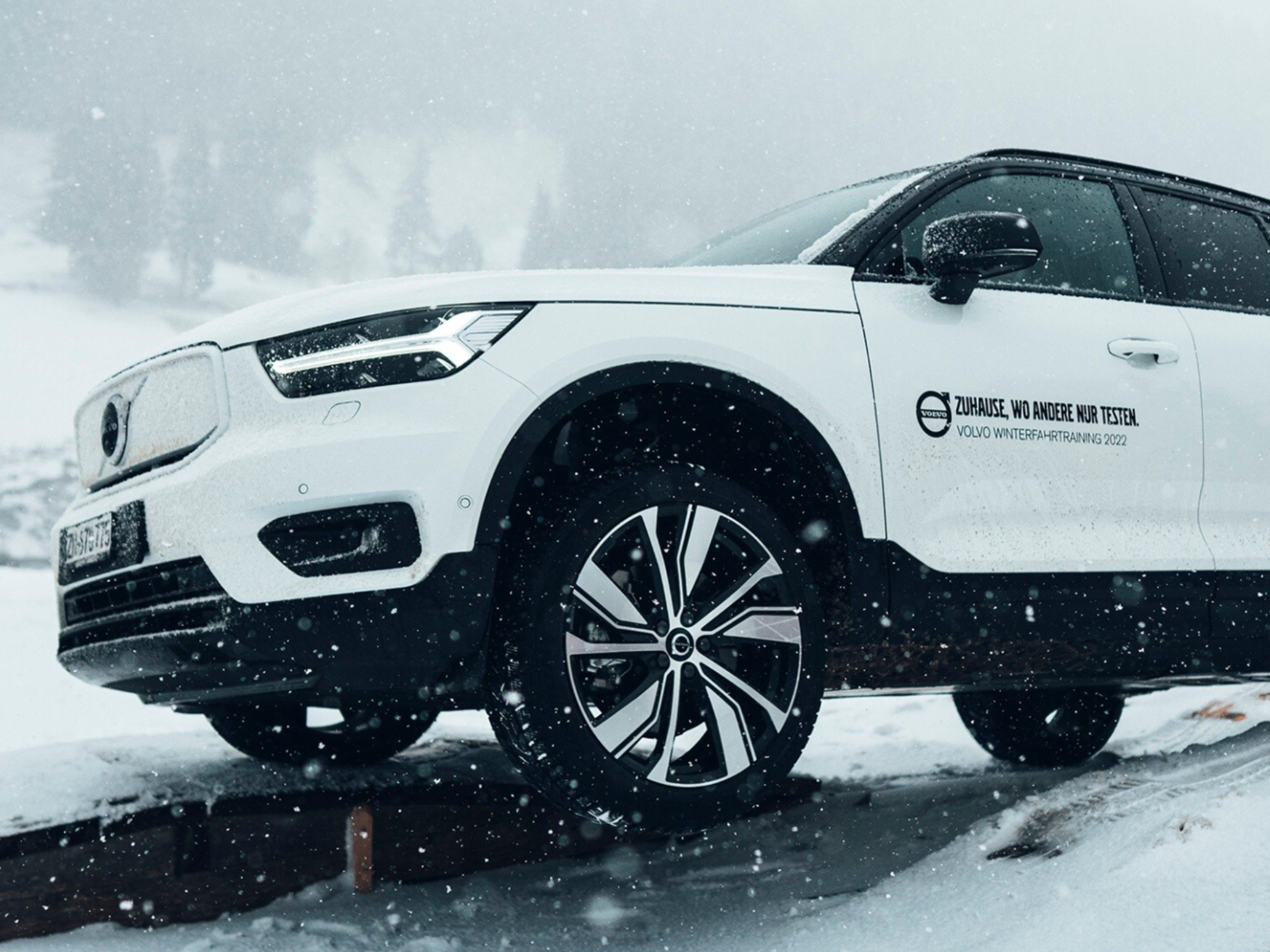 Nahaufnahme eines weissen Volvo XC40 im Schnee.
