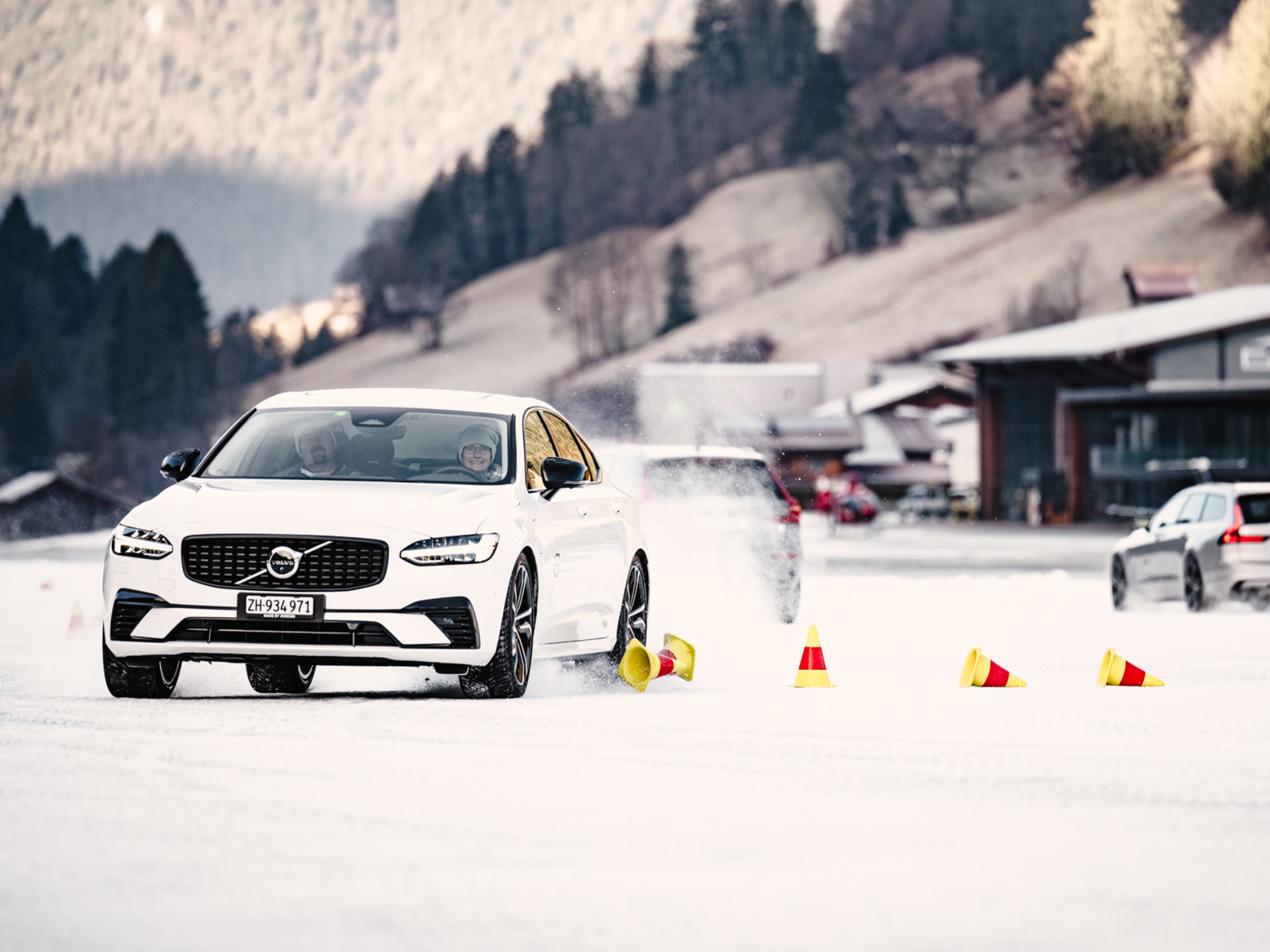 Weisser Volvo S60 beim Winterfahrtraining.