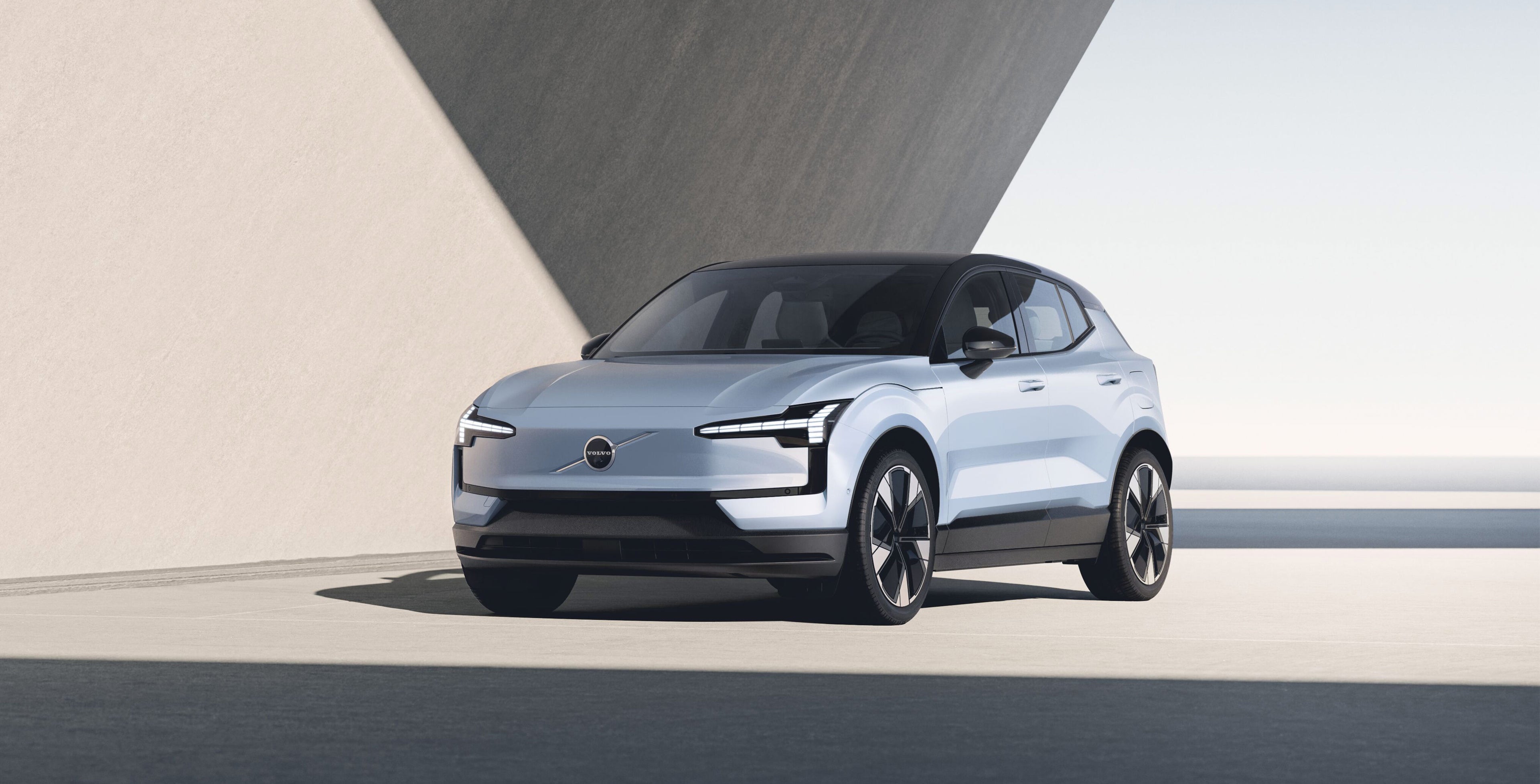 Cloud Blue värinen Volvo EX30 täyssähköauto.