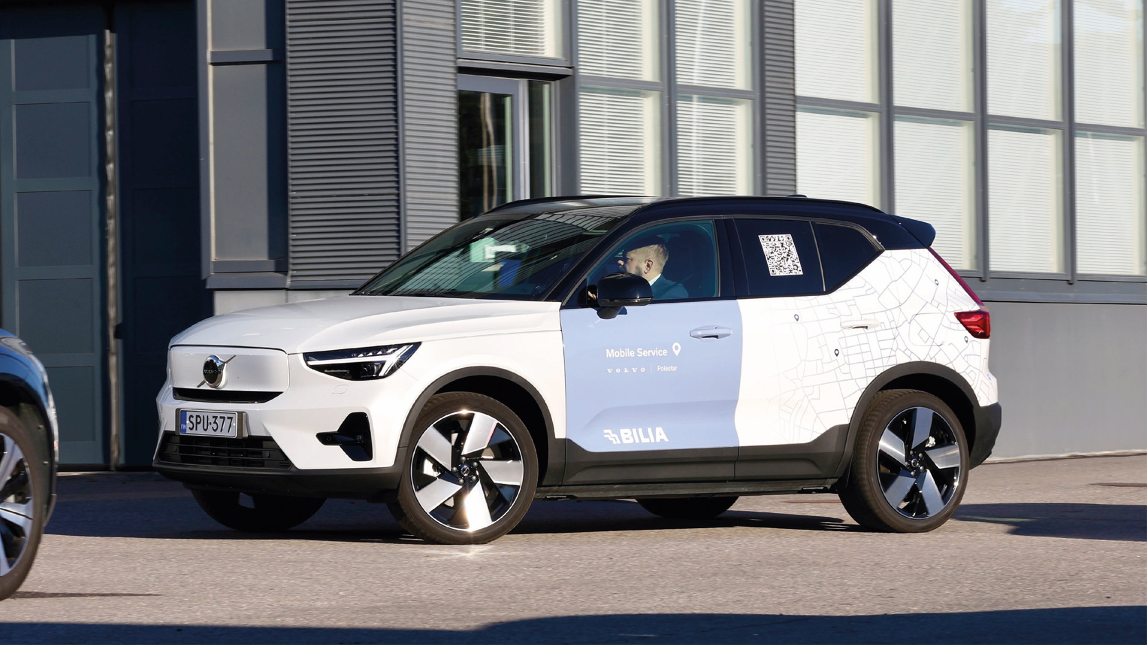 Huoltoautona on Volvo XC40 single motor long range -sähköauto.