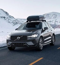 Volvo XC60 مجهزة بصندوق سقف يسير في تضاريس ثلجية.