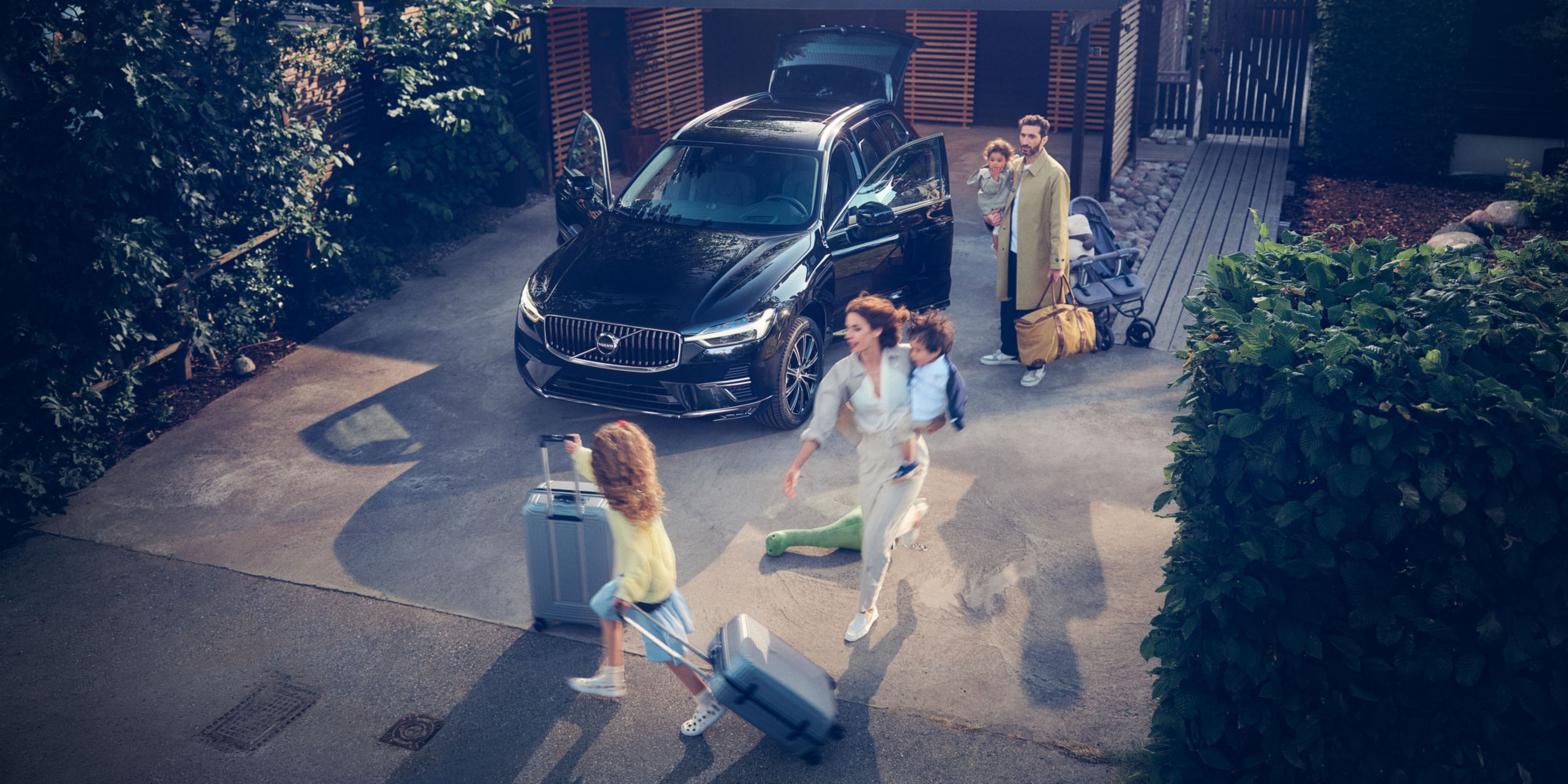Famille autour d'un Volvo XC60 noir