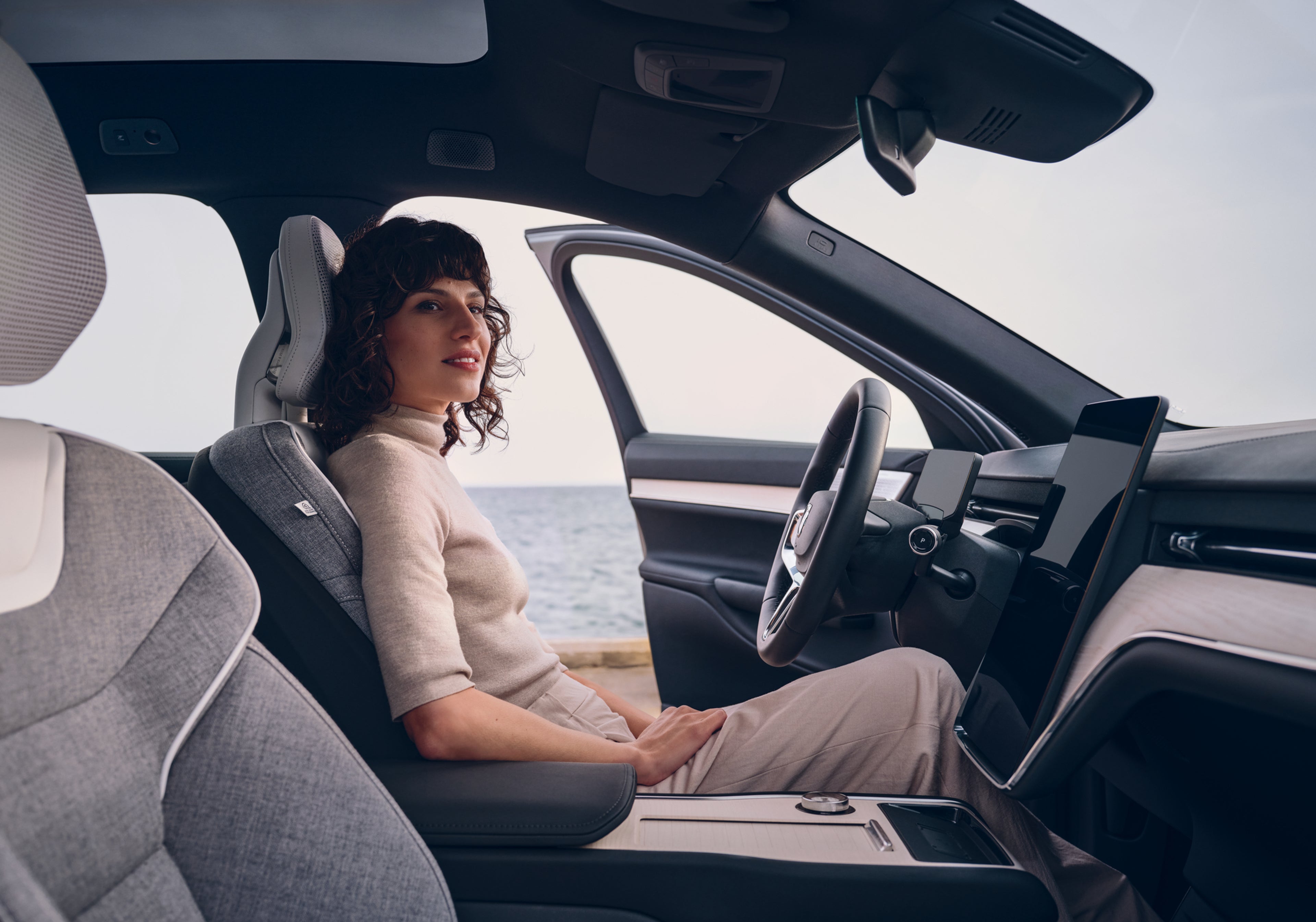 Eine Frau sitzt im Volvo EX90