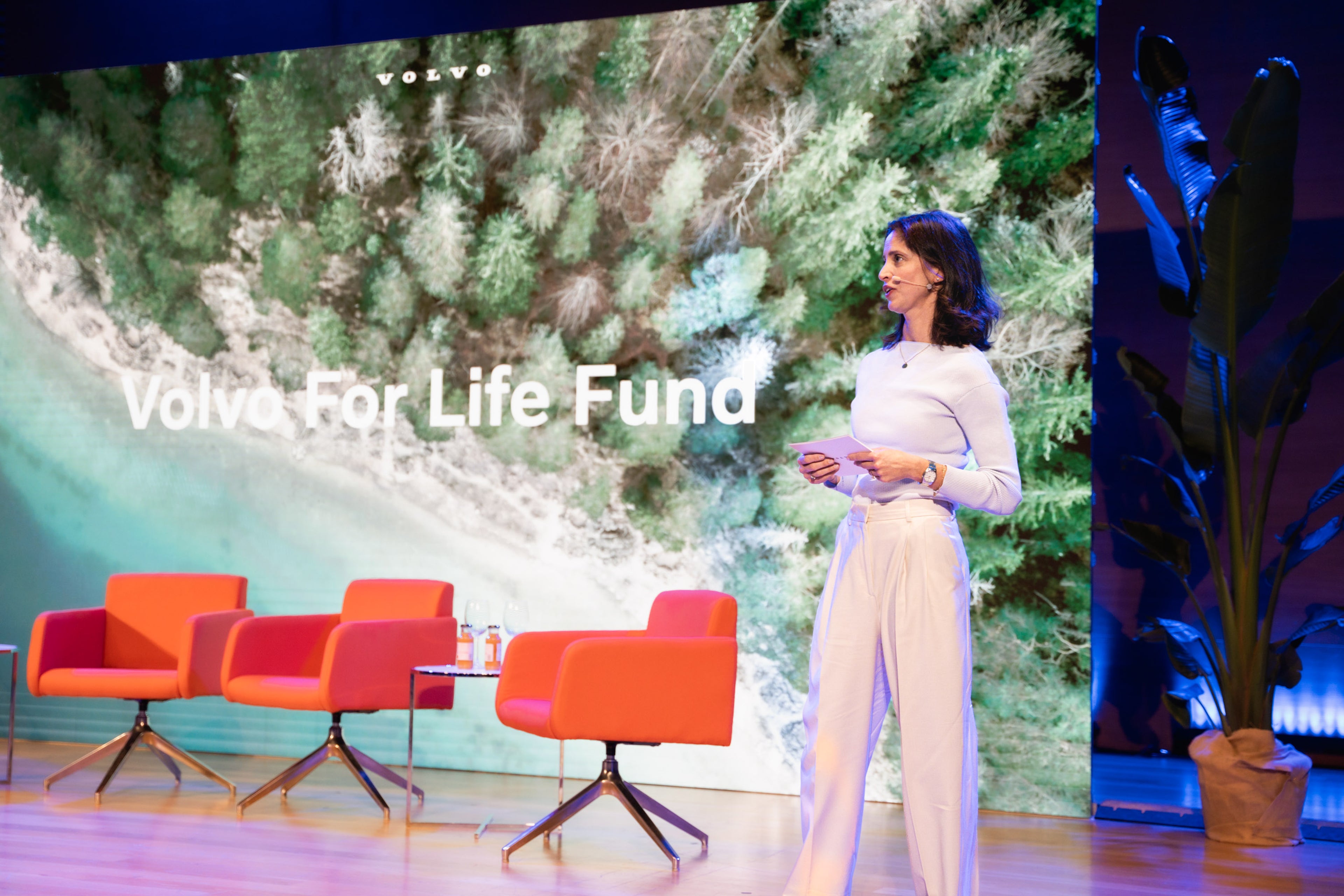 Vanessa Butani, responsable du développement durable, participe à une table ronde lors du sommet Ocean Race.