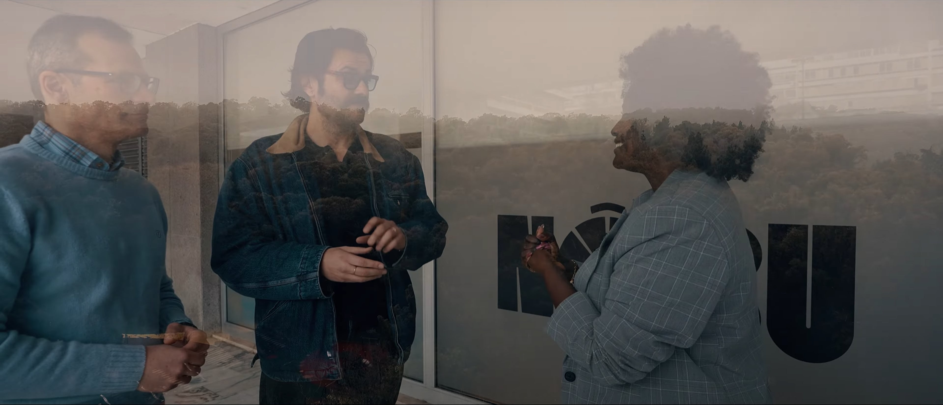 Imagem do albano jeronimo com o jornalista da forbes a conversarem com responsavel do Mundu Nôbu