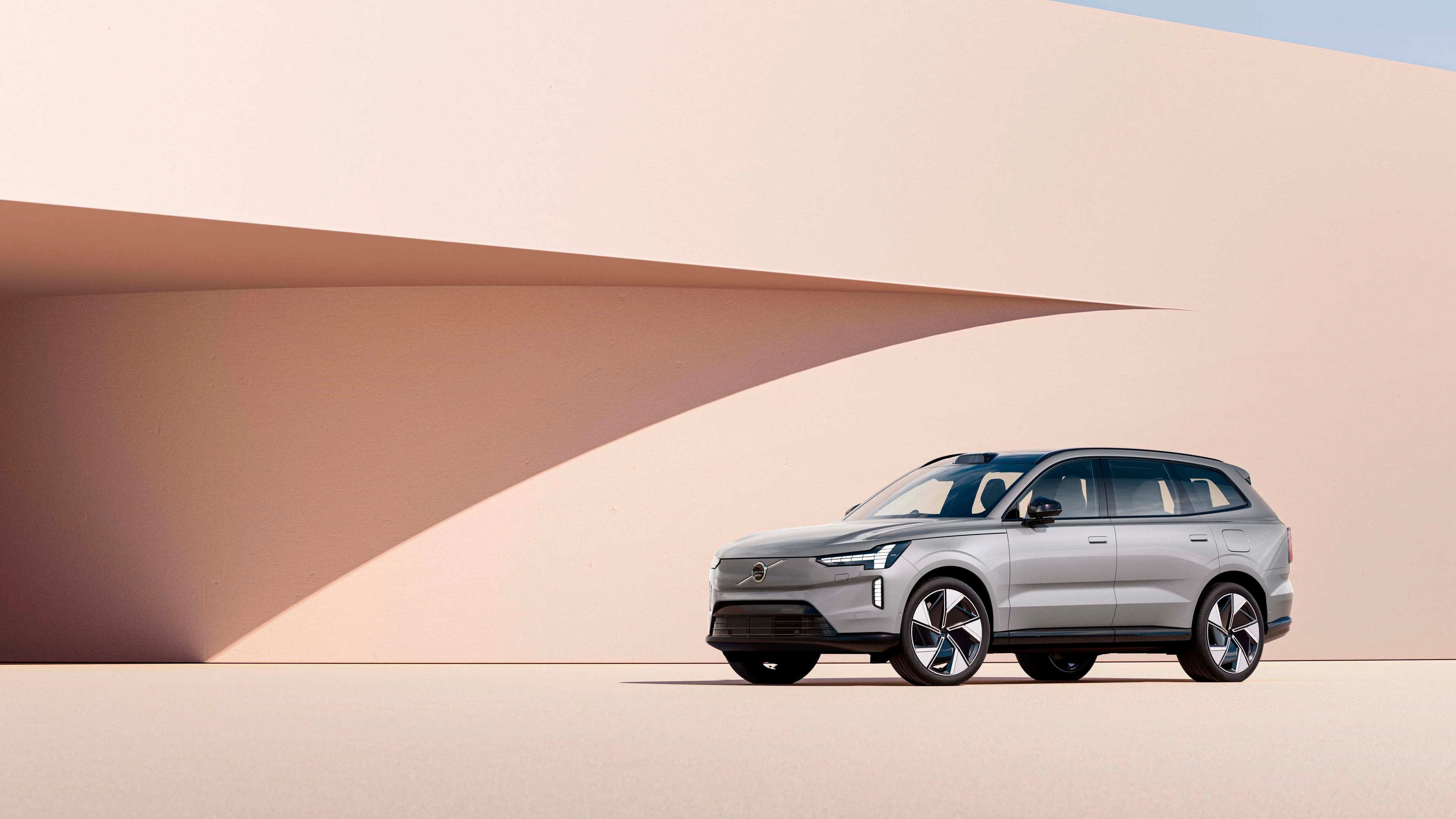 Nuevo Volvo EX90 con un fondo rosado