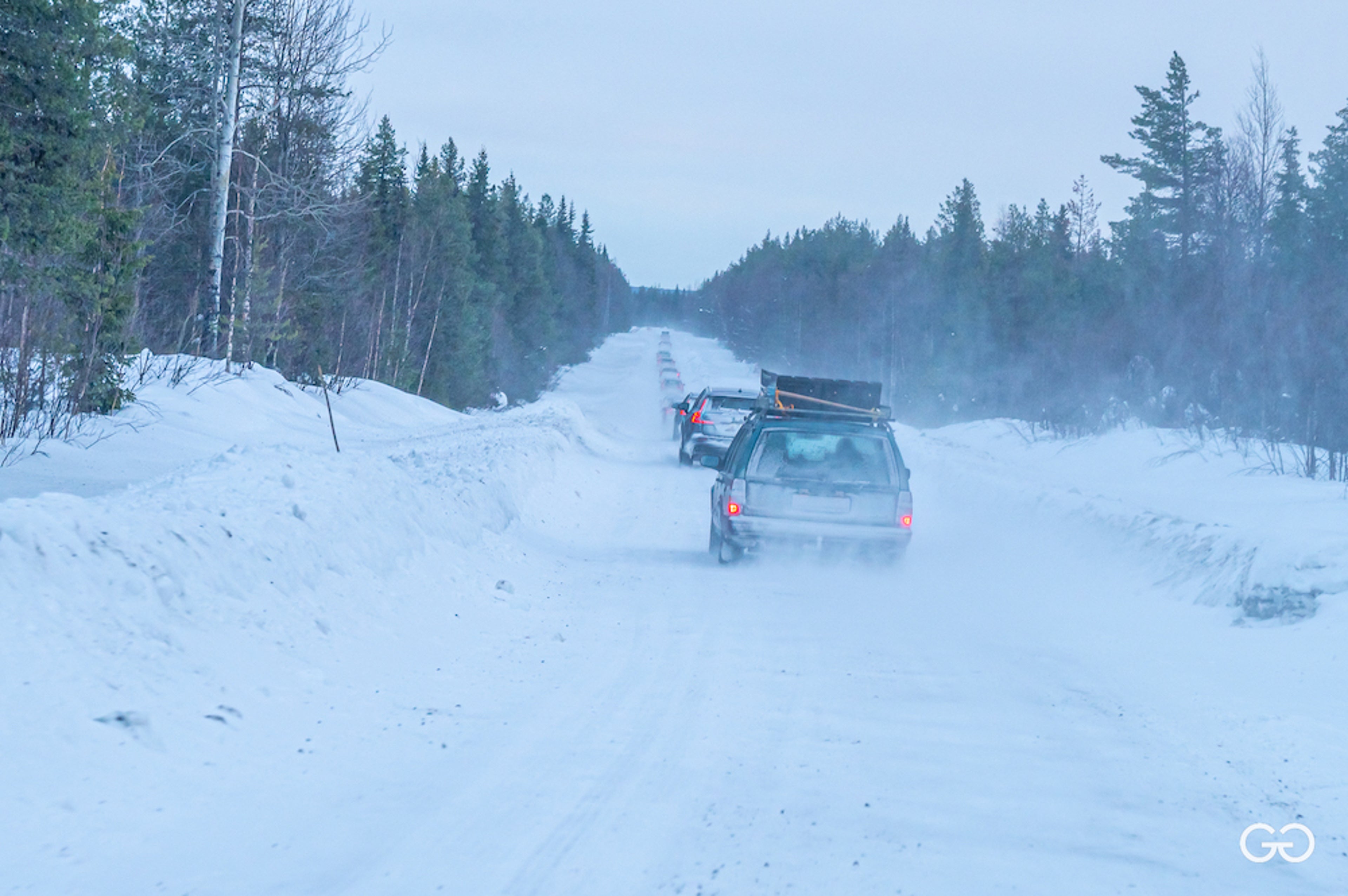 Aufgereiht wie eine Perlenkette fahren die Volvo weiter, um einen Sami auf seiner Rentierfarm zu besuchen.