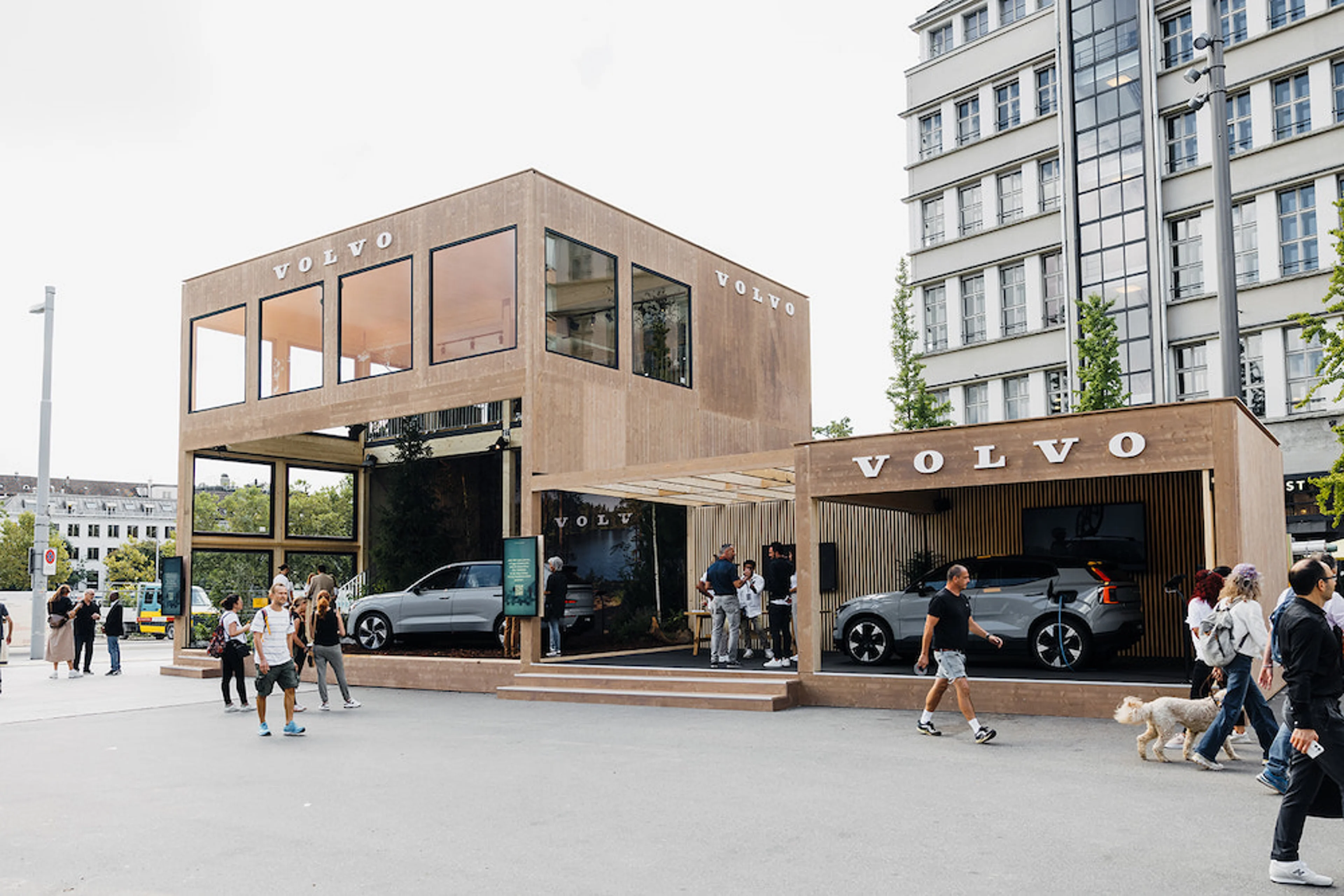 Volvo Stand an der E-Nova. Zwei Volvo Modelle EX90 und EX30 stehen in einem großen Holzshowroom.