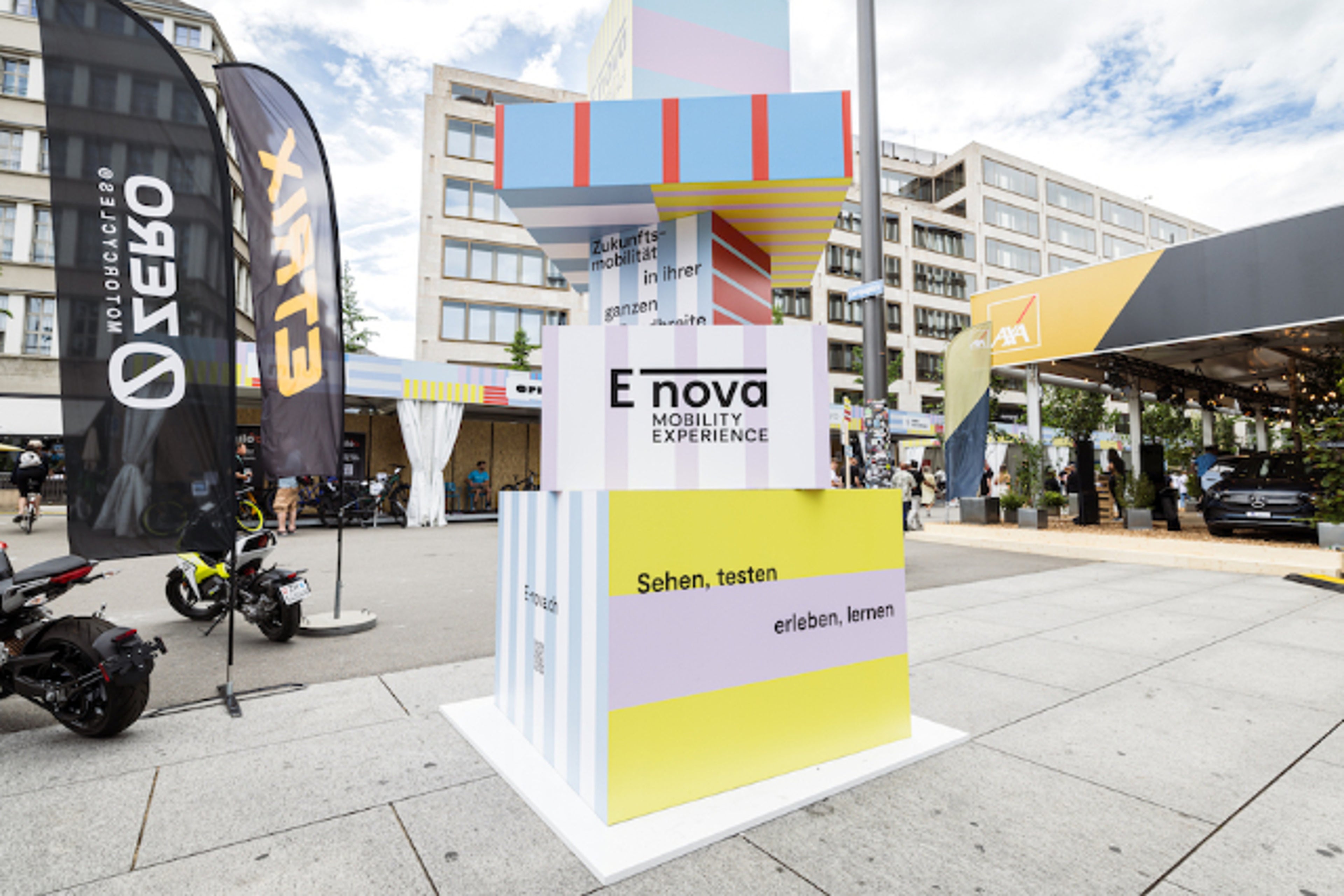 Scultura con scritta “E-nova”.