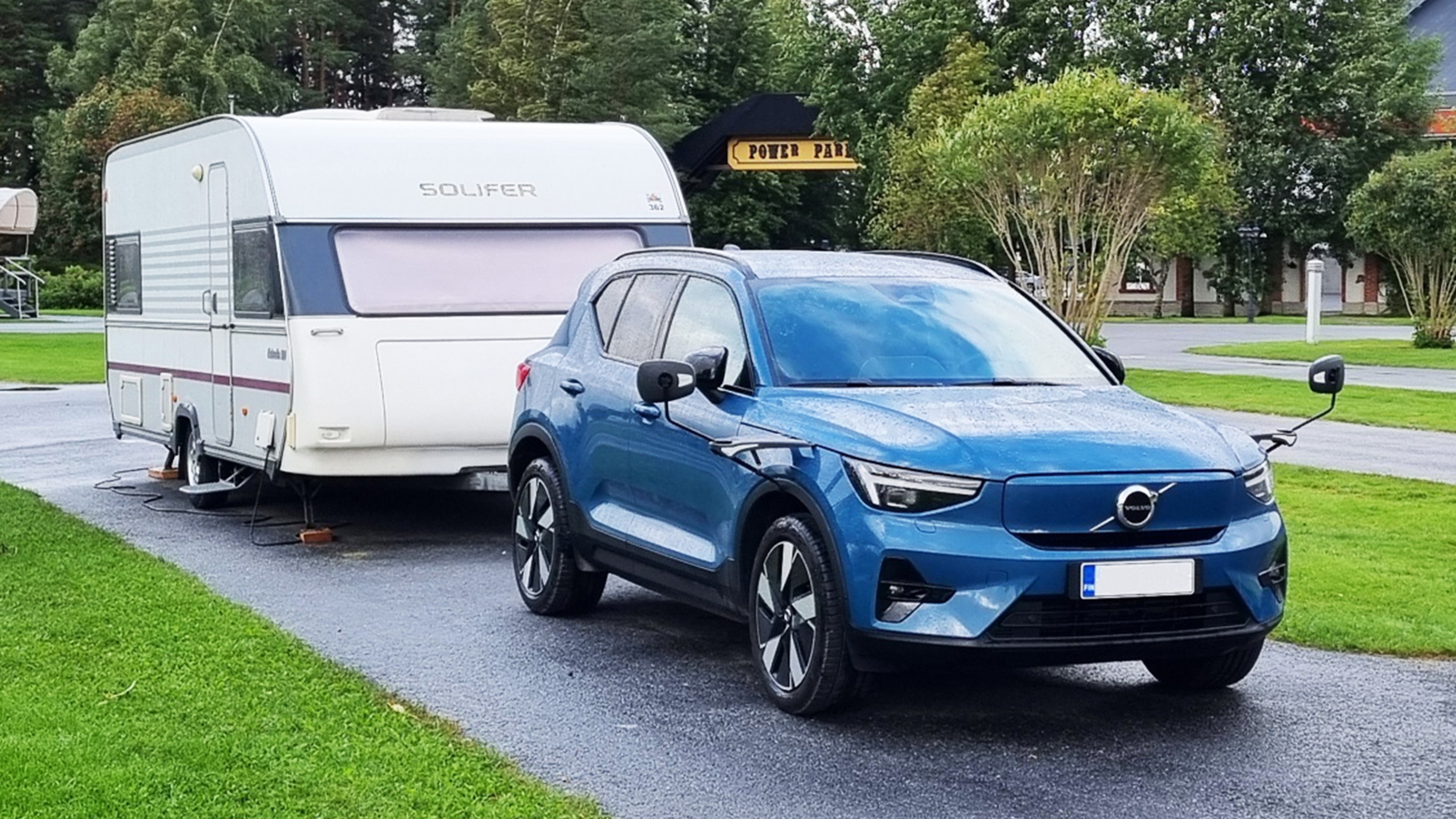 Sininen Volvo EX40 Solifer asuntovaunun vetoautona.