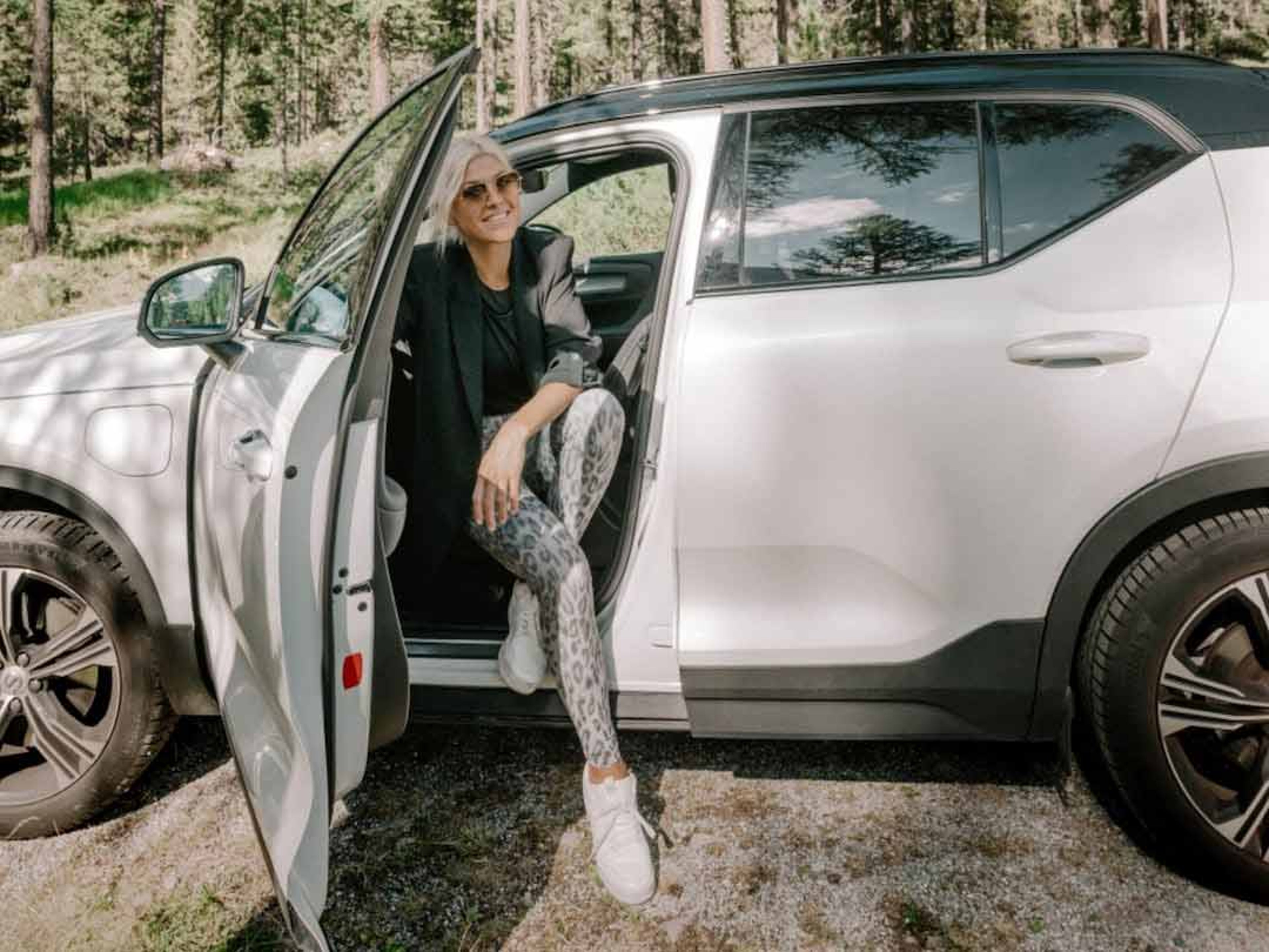 Mädchen sitzt mit offener Tür im Volvo XC40